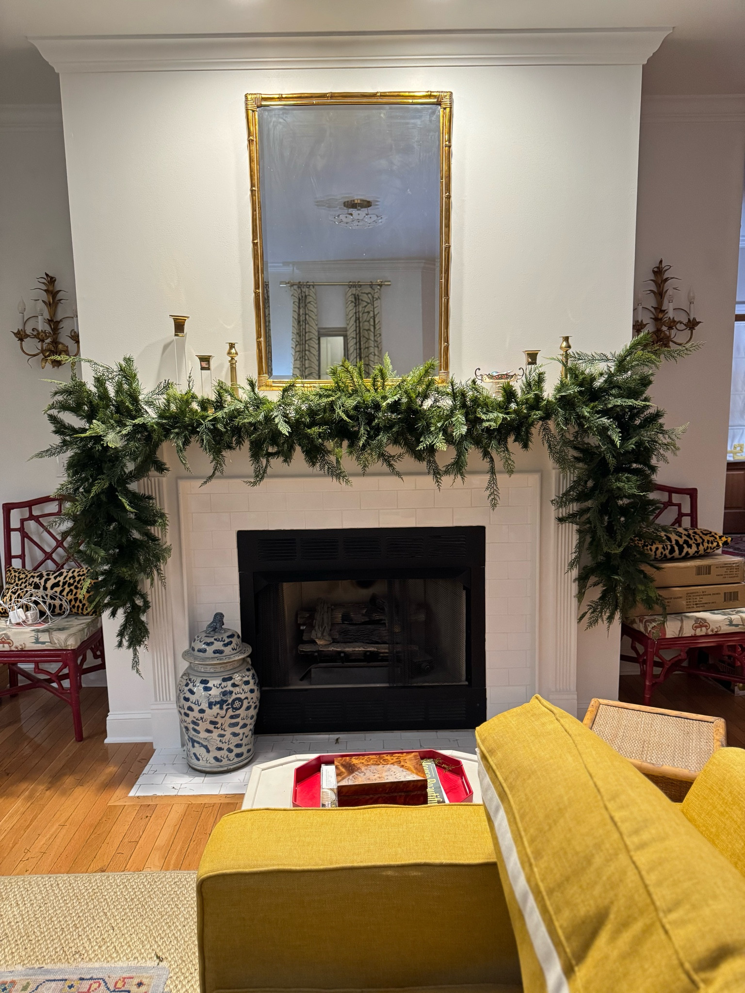 The best garland still on sale, haven’t decorated yet. I used two garland here, overlapping in the middle 