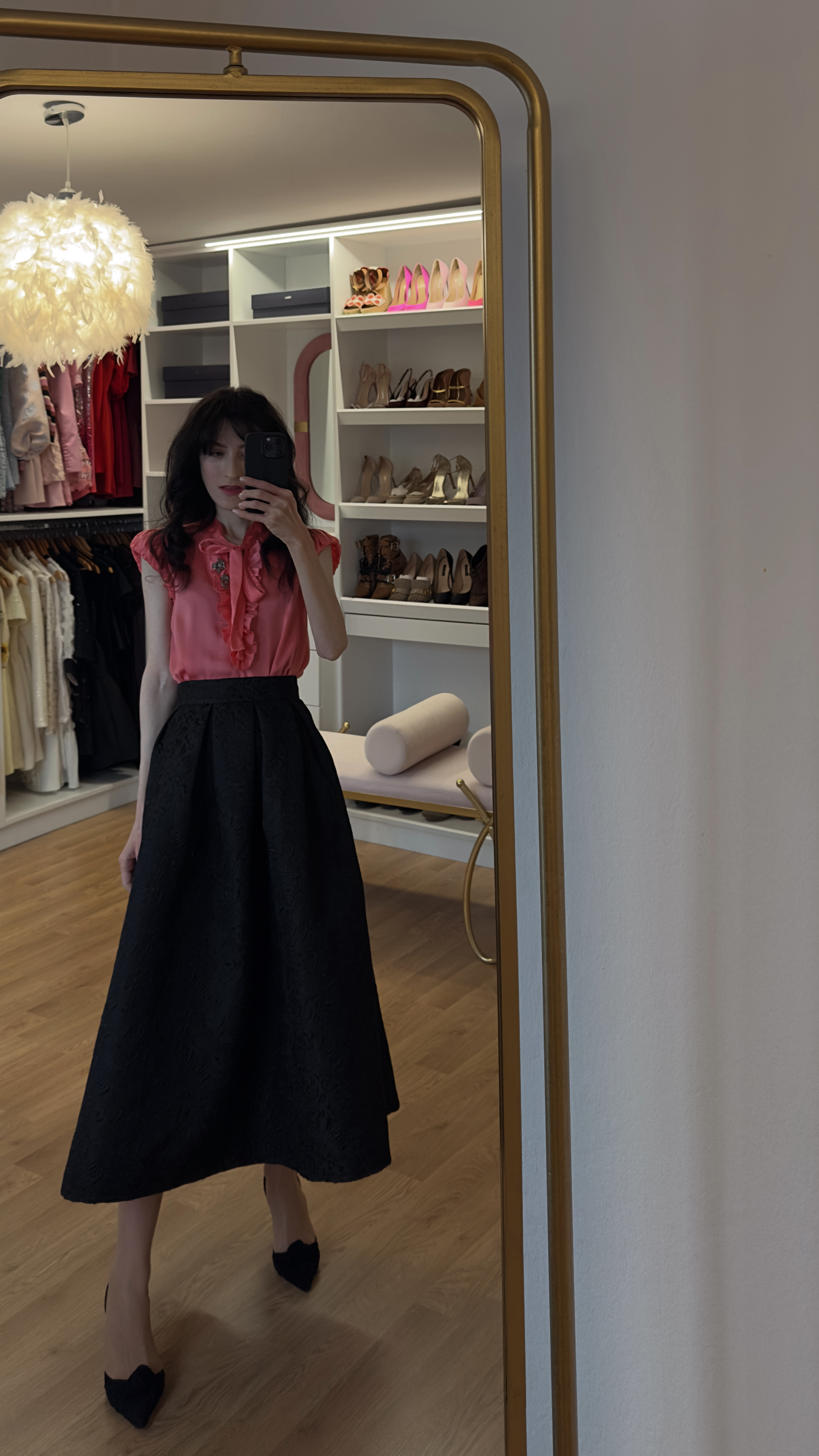 looks femininos, feminino elegante, look basico, estilo elegante, looks basicos, looks femininos estilosos, spring, spring inspo, spring fashion, church outfit, classy style, elegant style, old money style, spring outfits, european outfits, europe spring outfits, party outfit, satin blouse, midi skirt, full skirt, black pumps 

 #LTKootd #LTKSeasonal #LTKWedding