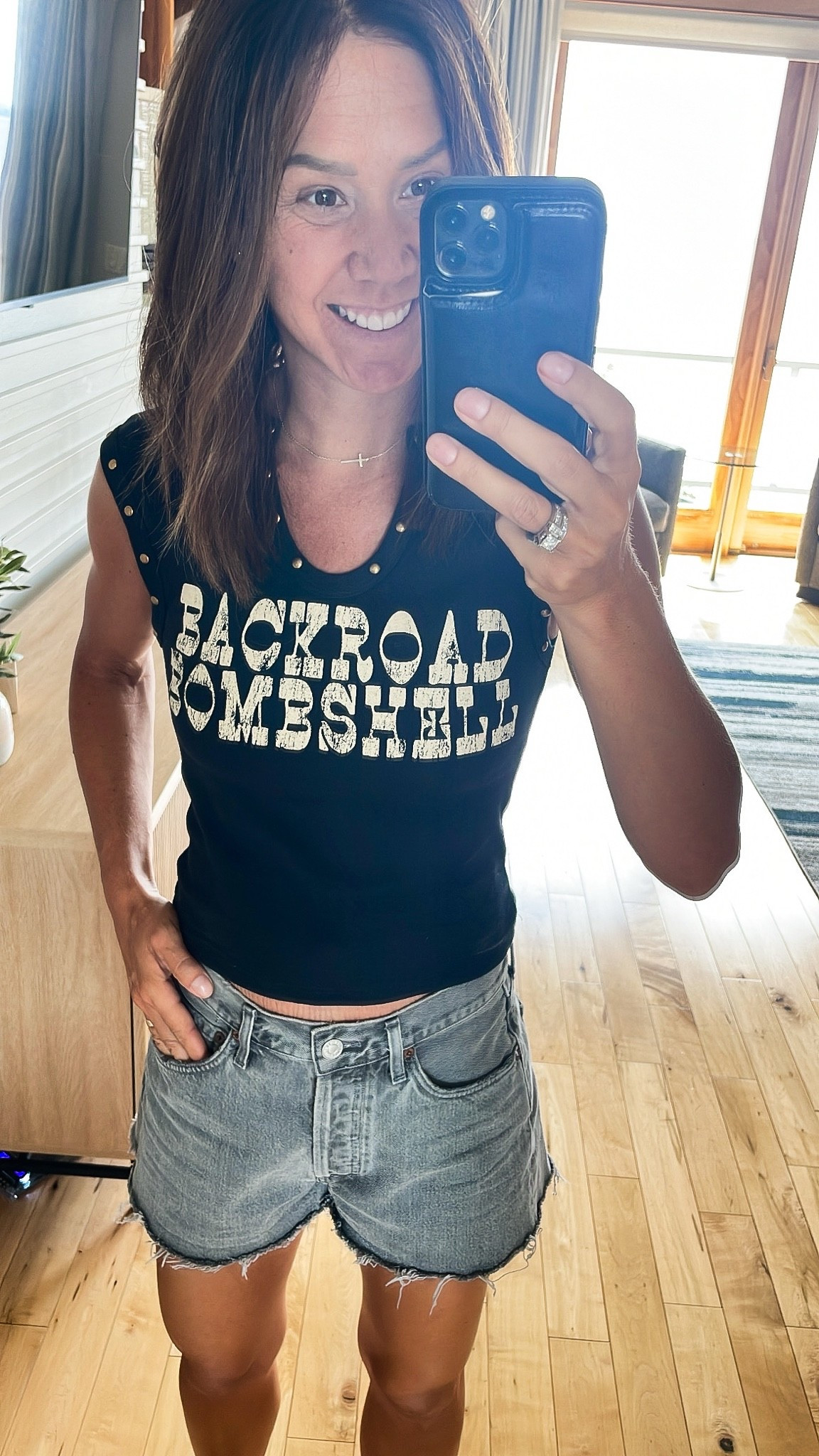 Backroad bombshell 🤎

Denim, sunshine, and a look that does all the talking. This outfit is made for country drives, golden hour, and summer weekends. 🤠

Wearing xs top
Jeans 25
