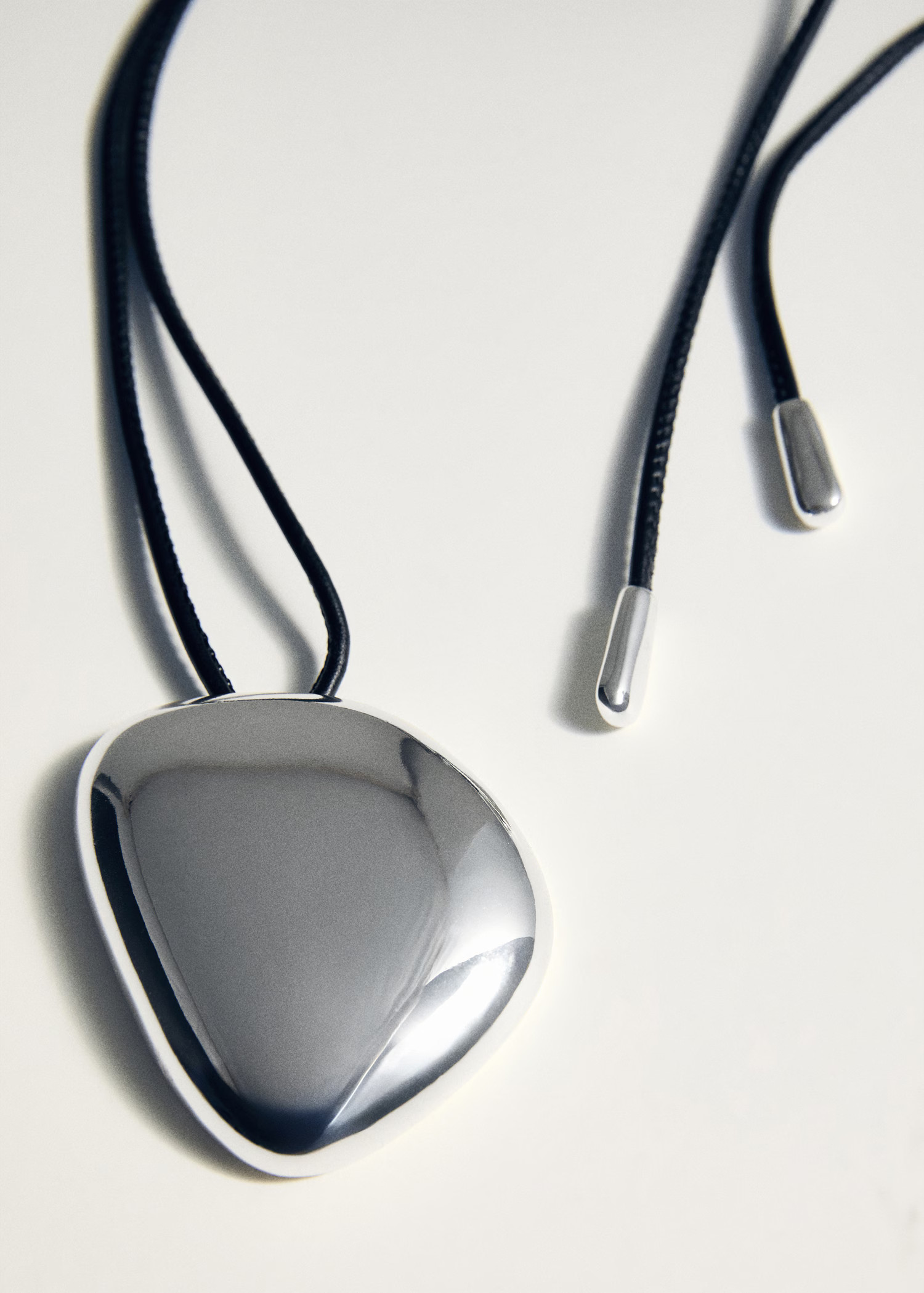 Pendant necklace with metal component | Mango (US/MX/AU)
