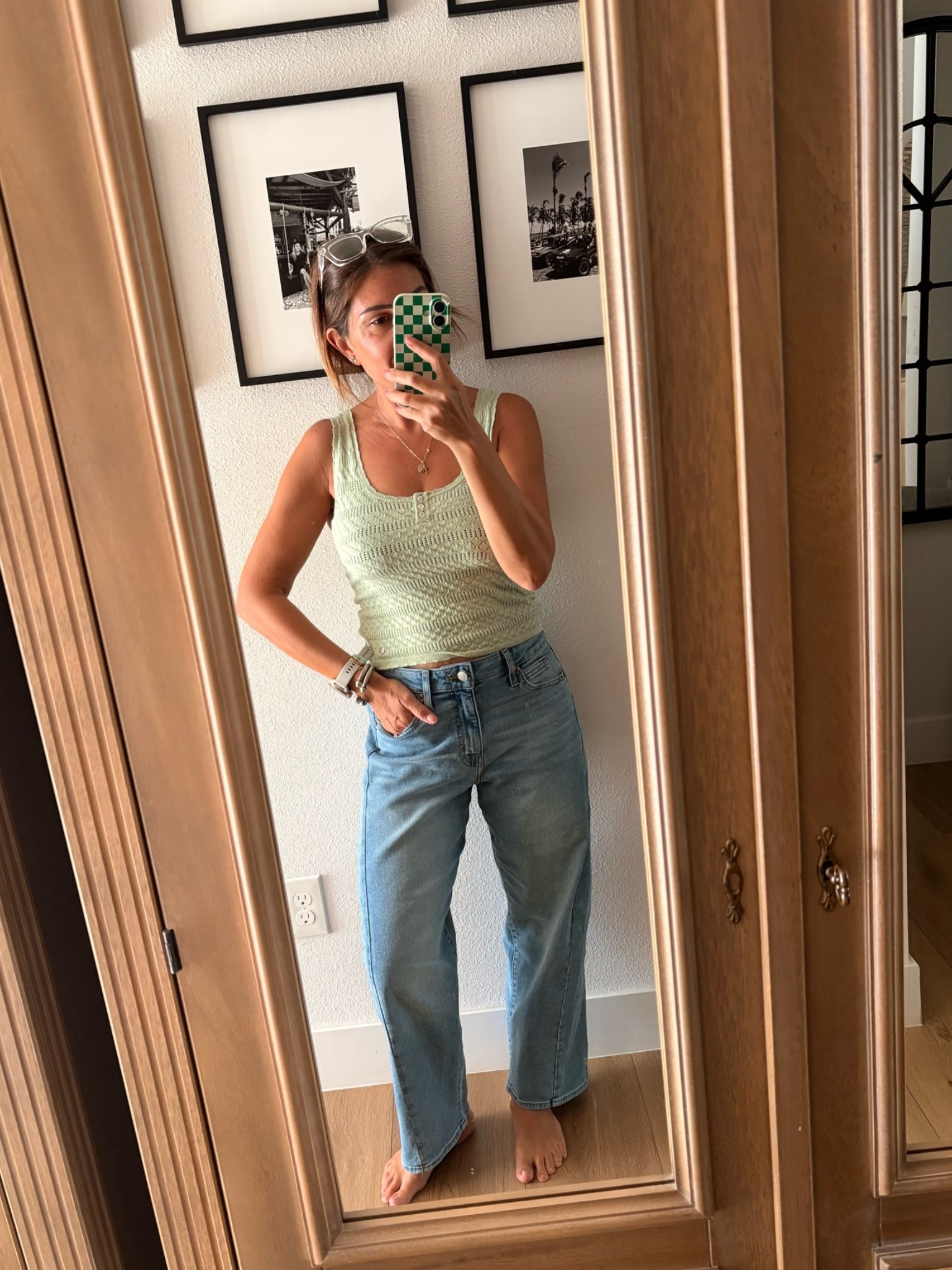 Petite friends… your new favorite denim! ( I have both colors!) 

Levi’s
(I’m 5’2”)
Denim doesn’t stretch out 🙌🏼 
Minimal barrel style 
Only $29!!!