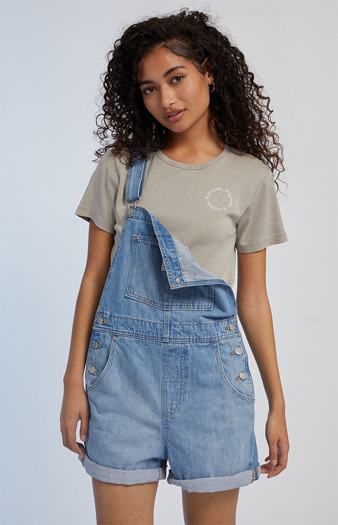 Levi's Women's In The Field Vintage Overall Shorts in Light Indigo - Size XS | PacSun