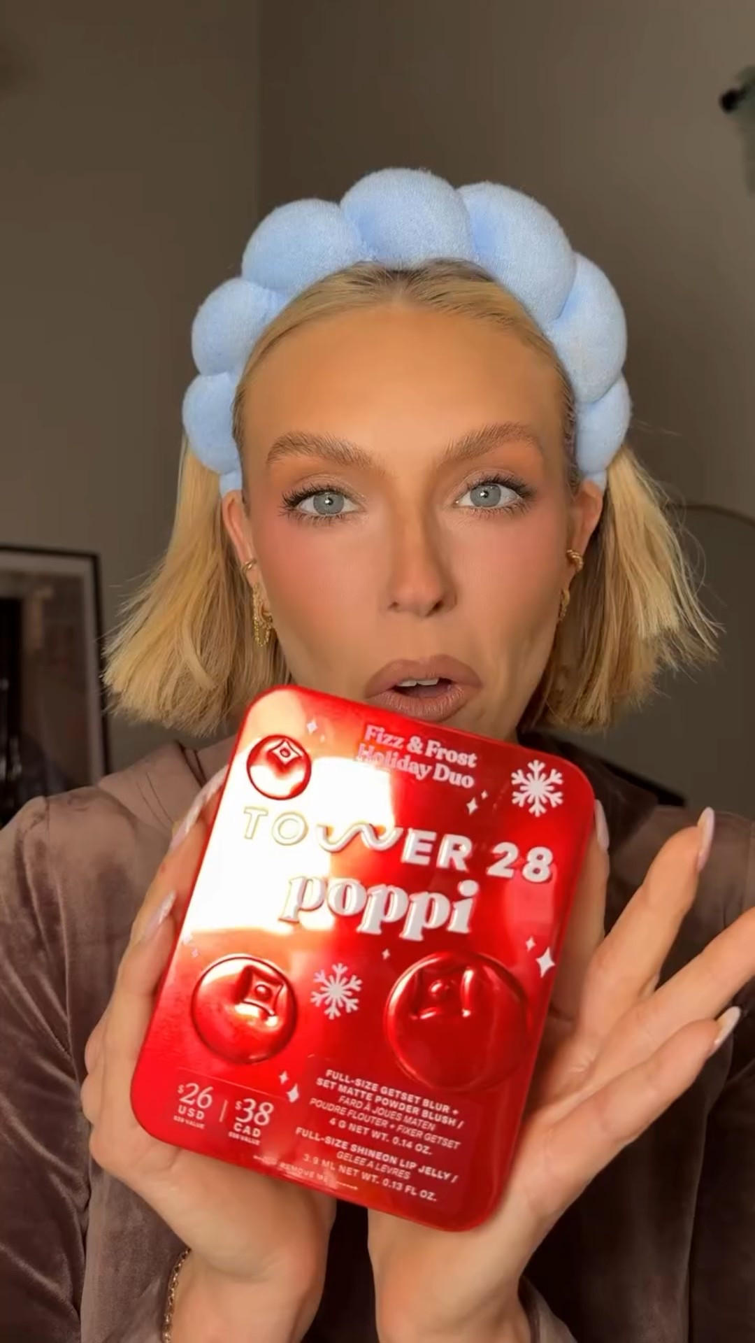 @tower28beauty x @drinkpoppi cranberry fizz holiday kit❤️✨ the red blush + lip jelly combo is SO festive omg?? obsessed is an understatement

#tower28 #poppi #cranberryfizz #holidaybeauty #giftguide2025