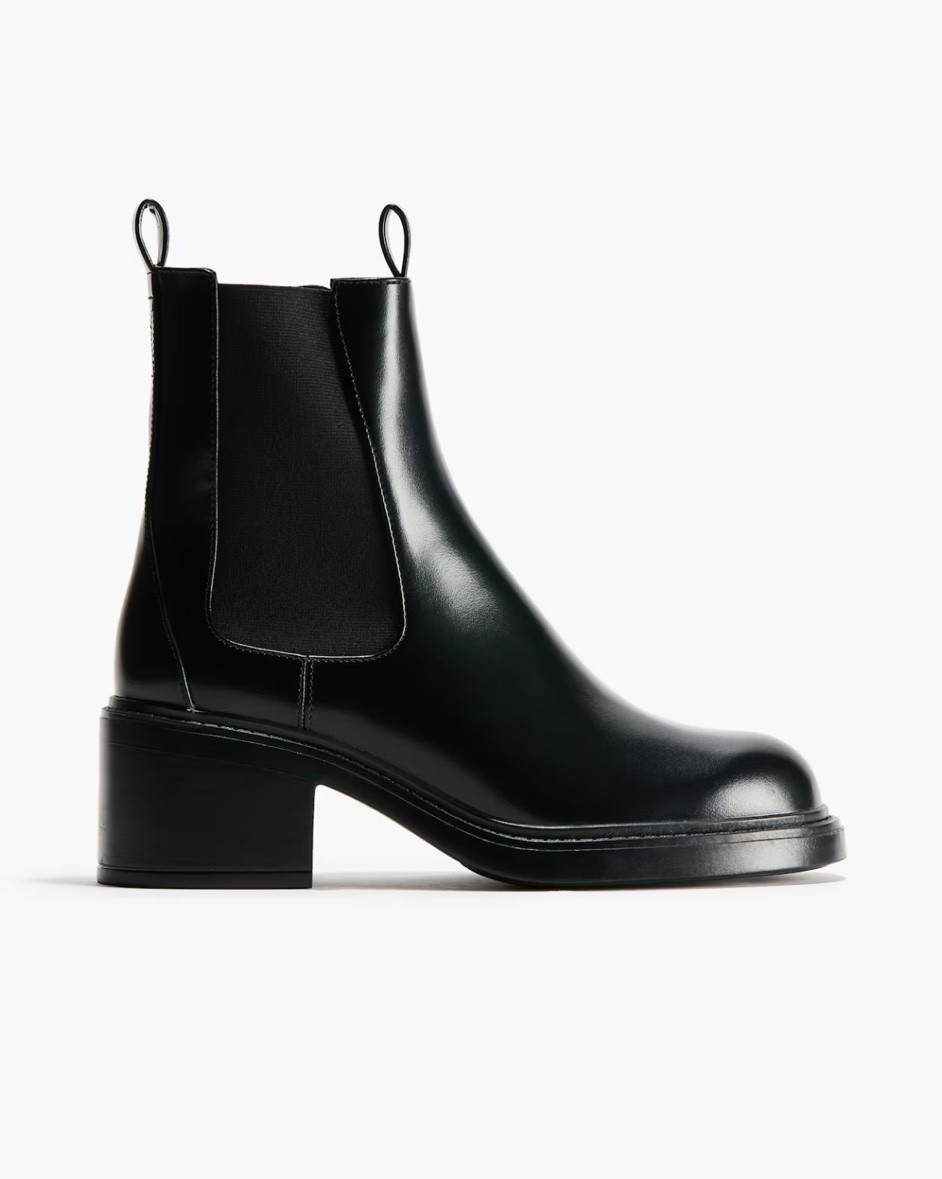 Chunky block heel black Chelsea boots

#LTKSeasonal