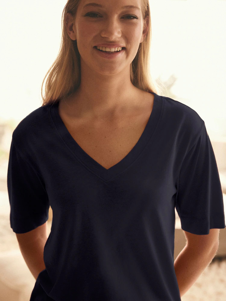 Marineblau/blau - L\u00e4ssiges T-Shirt aus Baumwoll-Modal mit V-Ausschnitt | Next EU