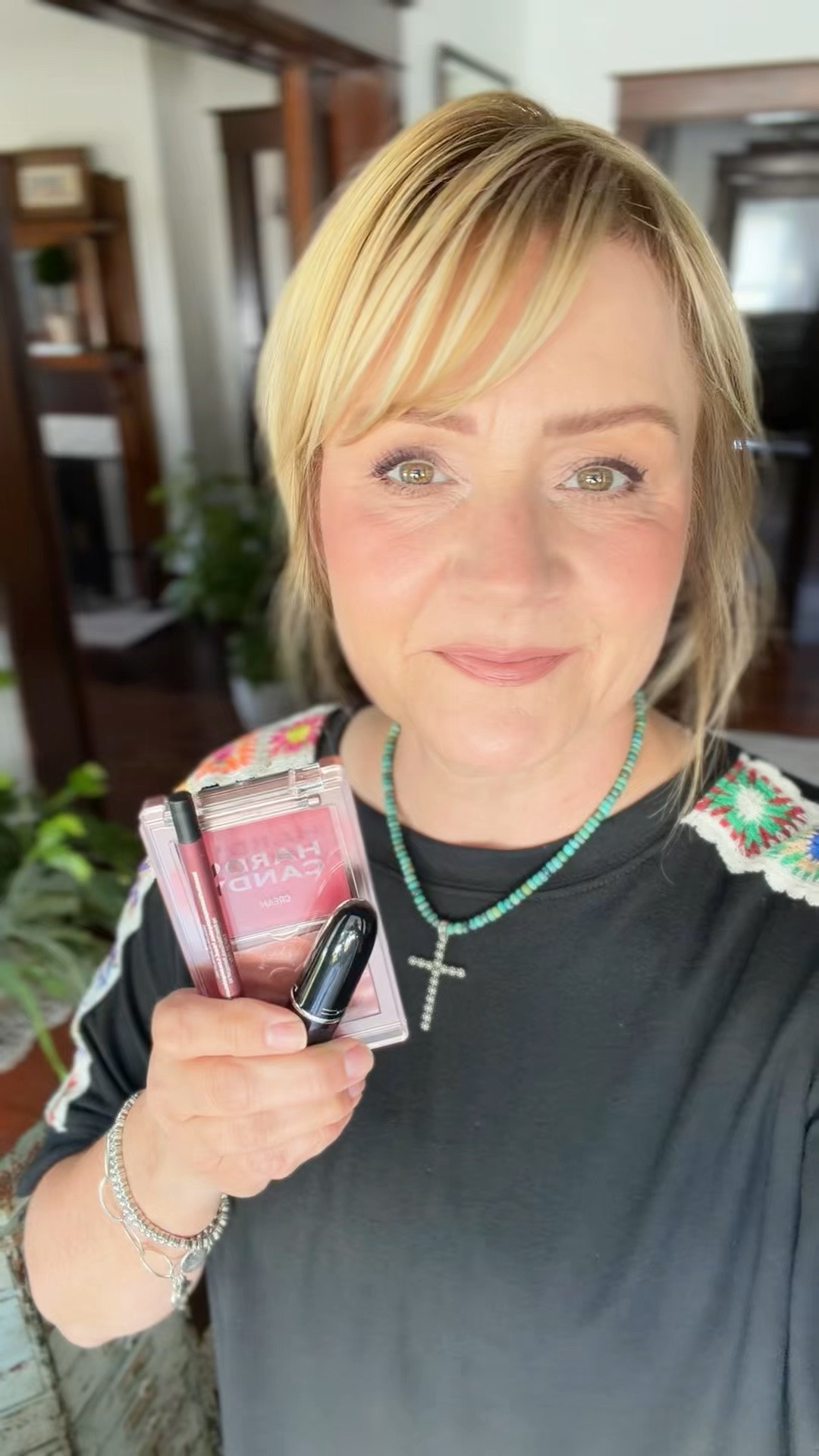 Playing with sheer berry colors for Fall.  
Blush in Main Character 
Liner in Burgundy 
Lip in Thanks it’s Mac! 
Foundation in 113
Concealer in 90