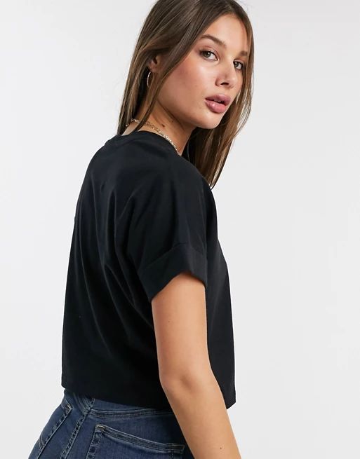 ASOS DESIGN Tall – Kurz geschnittenes T-Shirt mit gerollten Ärmeln in Schwarz | ASOS AT