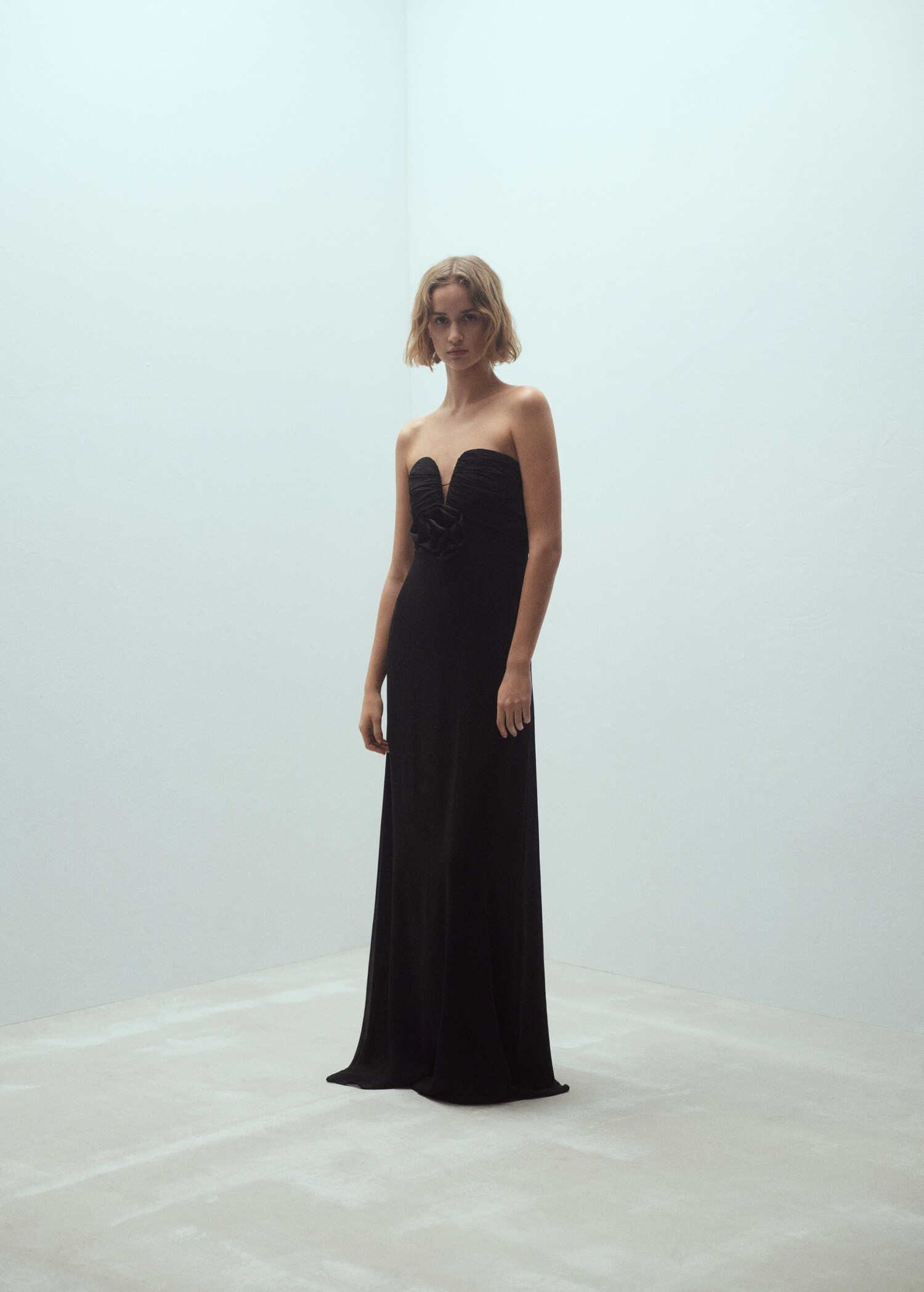 Dress with flower detail and sweetheart neckline | MANGO (US)