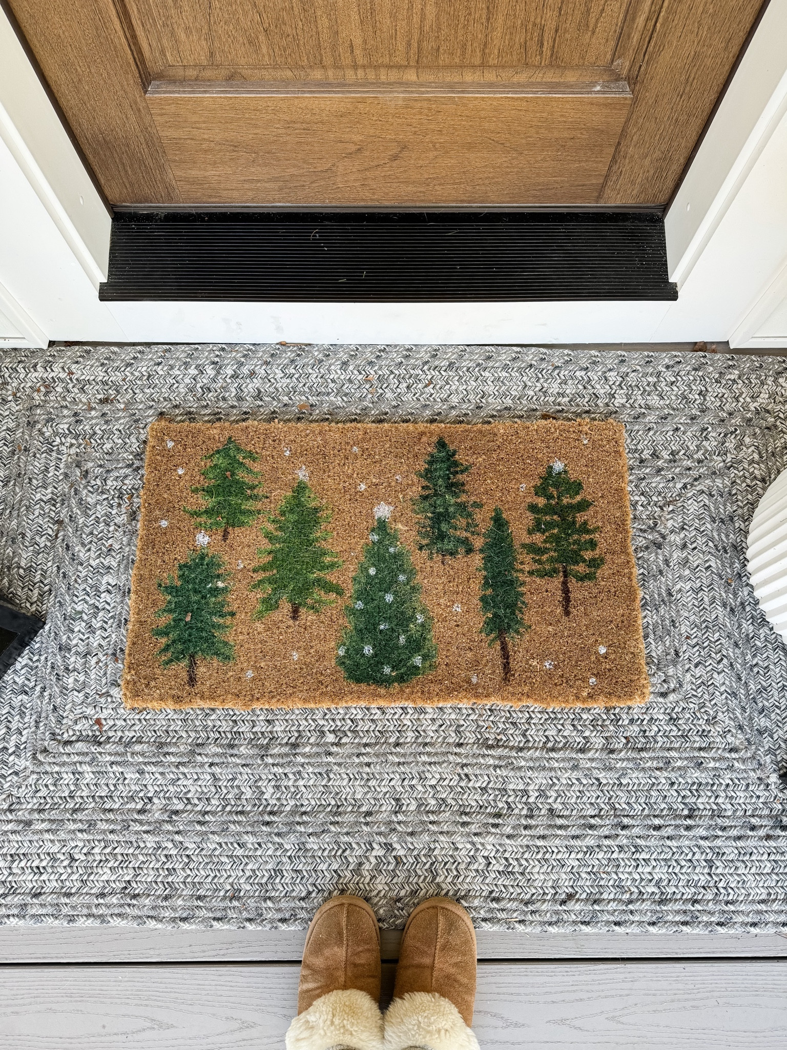 Christmas Front Porch Inspo

holiday front porch  seasonal decor  home decor  home finds  cozy front porch  Christmas wreath  twinkle trees  trending Christmas decor

#LTKHoliday #LTKHome #LTKSeasonal