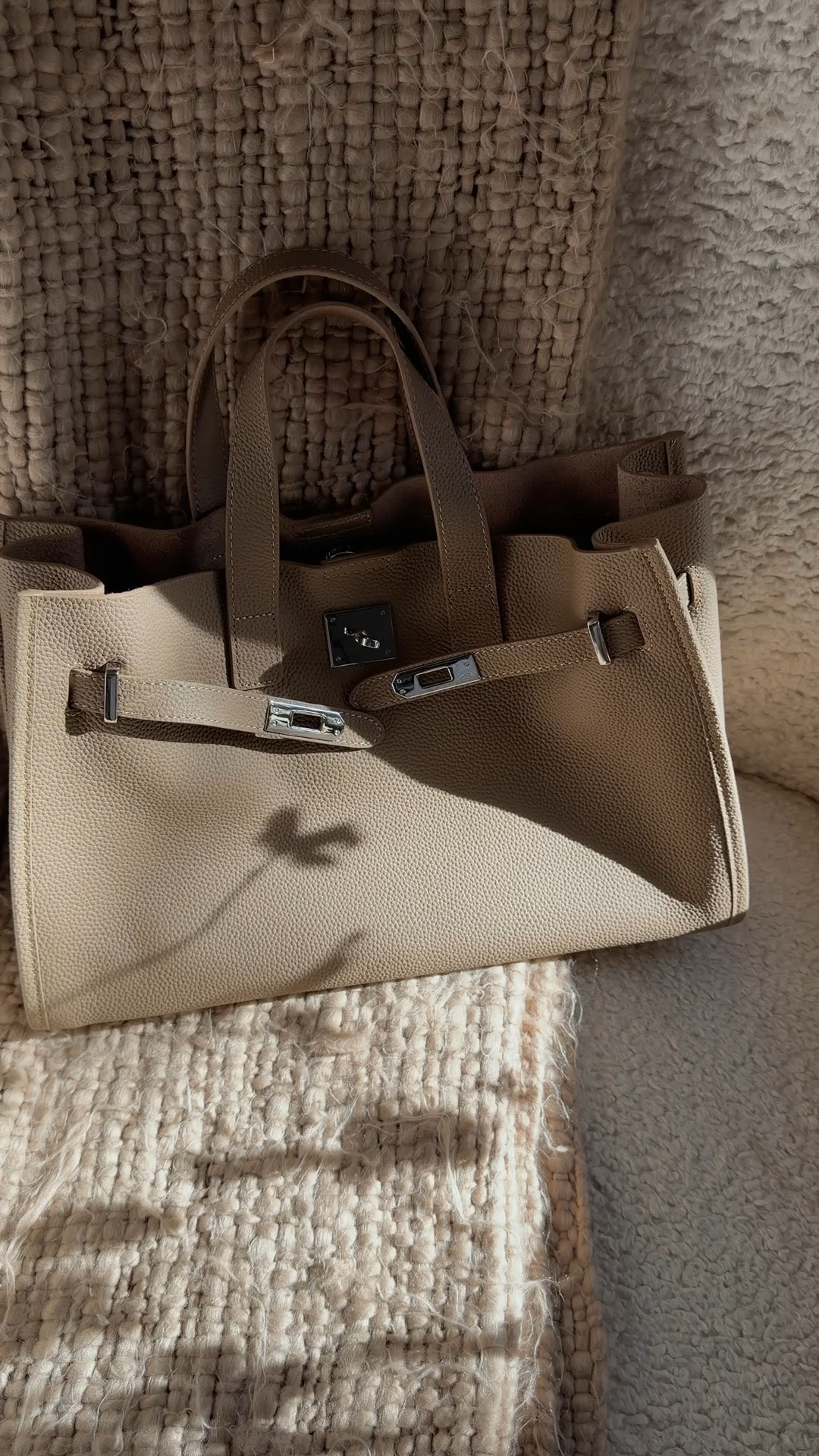 The viral bag Worth the wait! Not like any bag dupes I’ve seen and purchased! This is very much like my bucket one that went viral! So roomy I can’t wait to take her out for a spin! Perfect for travels or as a work tote