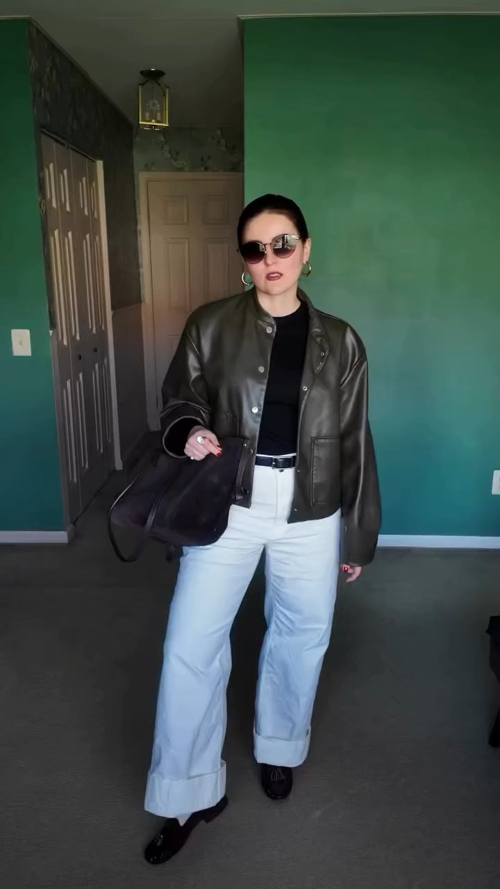 When I was 15 I wouldn’t dare to wear loafers because they felt as such an “outdated” style of shoes for my taste.

When I was 26 I bought my first pair of loafers and wear them since.

Now at 30 I can’t imagine a more elegant way to elevate your outfit even if you’re going out to buy some bread!

You learn to love your loafers✨
