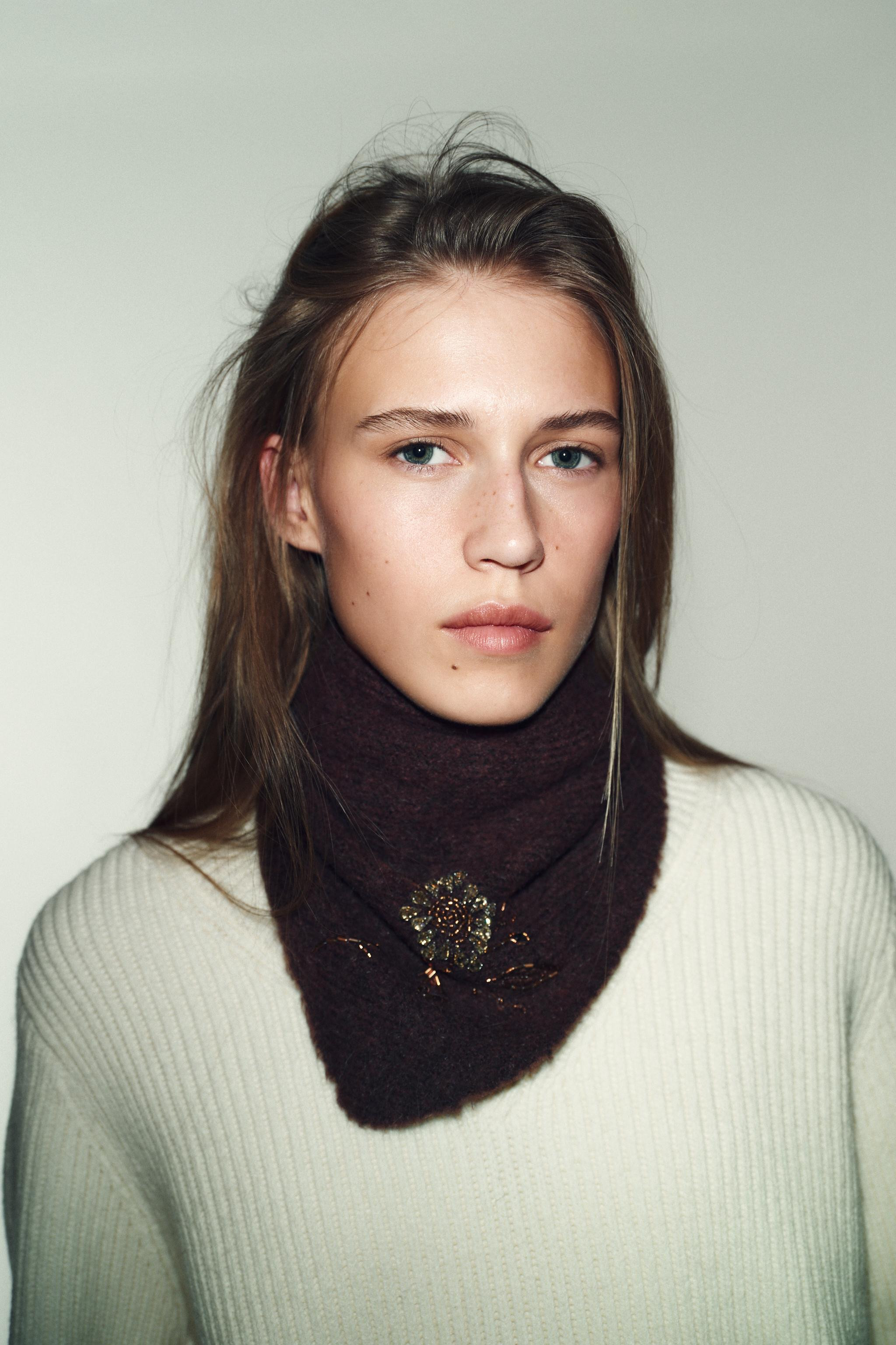 Bandana made from a blend of fabrics and 13% wool. Featuring a floral embroidery detail and contr... | Zara US