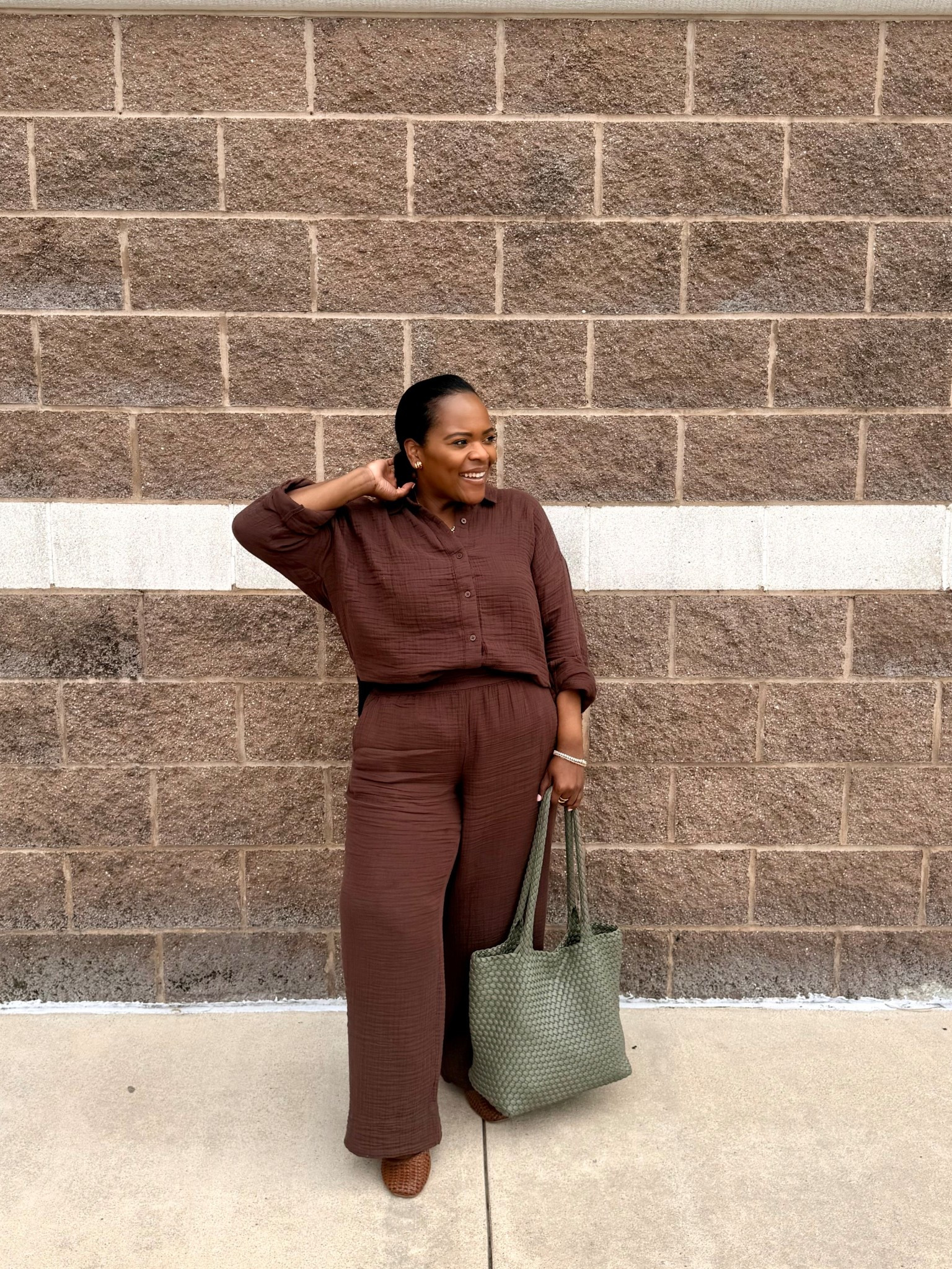Love this linen chocolate brown set from LOFT! Also my new green tote handbag from Amazon. Perfect on the go outfit for Spring. 🤎🌸

#LTKdayinmylife #LTKTravel #LTKootd