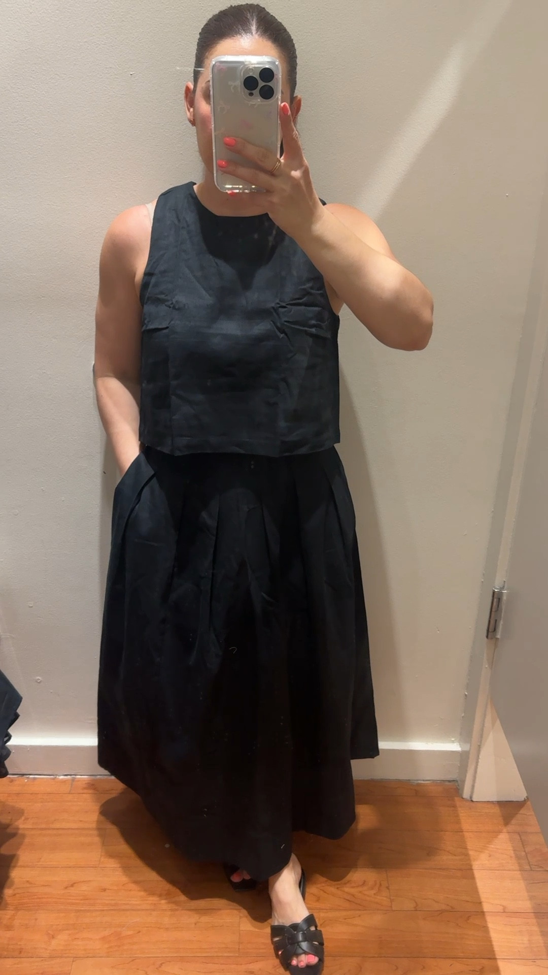 The BEST flowy skirt! 👏🏼👏🏼👏🏼
Skirt: Wearing size 6
Top: Wearing M
My height: 5'3"