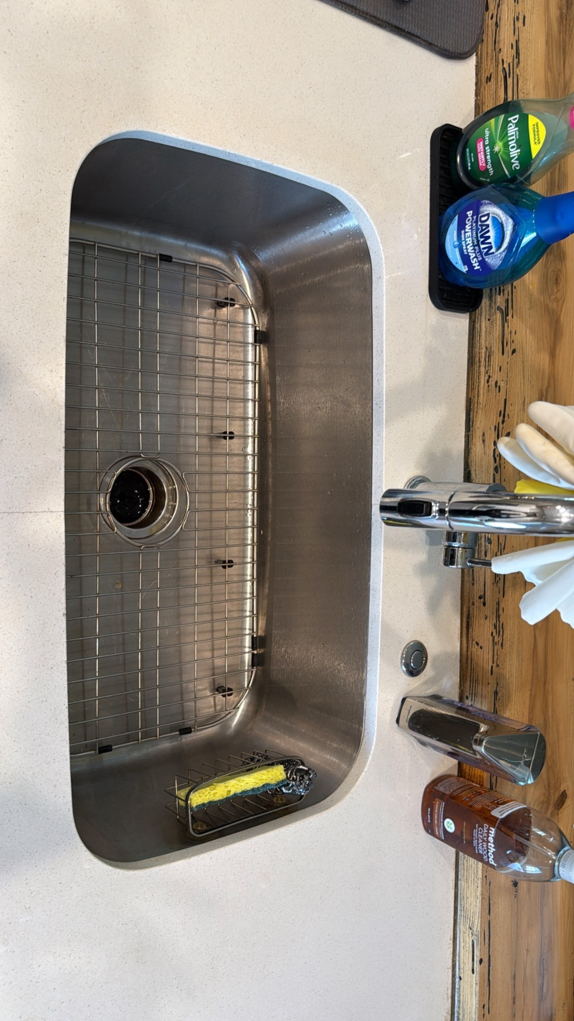 Kitchen sink dishes 🤝 myself the clean freak . Linked it all