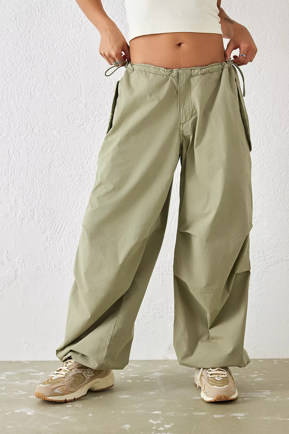 iets frans... Sage Lightweight Baggy Tech Pants | Urban Outfitters (EU)