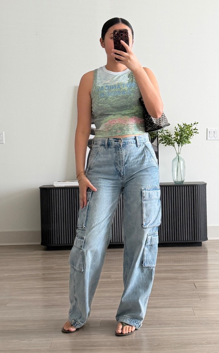 OOTD 
I’ve been wearing these jeans from Aritzia out !!! 😂 I’m obsessed! Size 27 they’re a little big on me right now but I’m loving the baggy vibe. Comfy Tory Burch jelly flip flops and a small tote bag for my mom running errands outfit 

#LTKootd