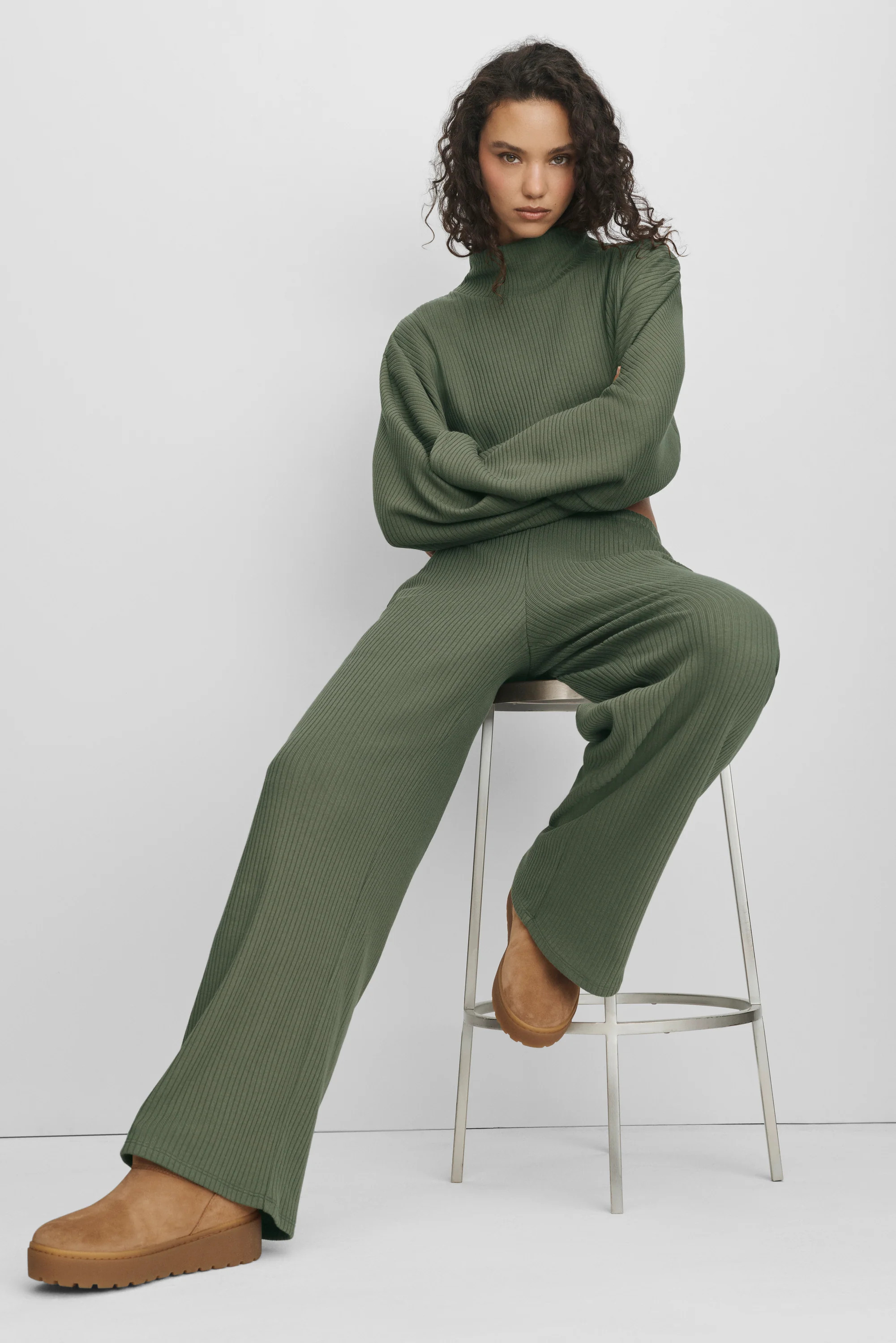 Ribbed Mid-Rise Reset Pant - Bamboo Green | Alo Yoga