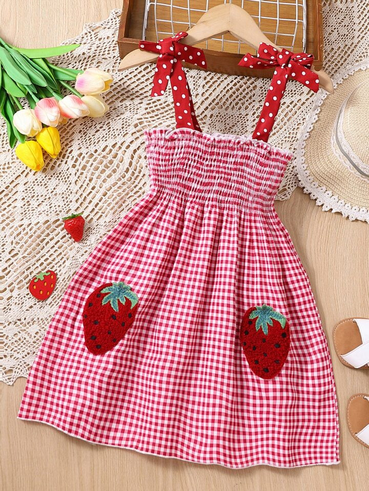 Young Girl Strawberry Patched Gingham Print Tie Shoulder Cami Dress | SHEIN