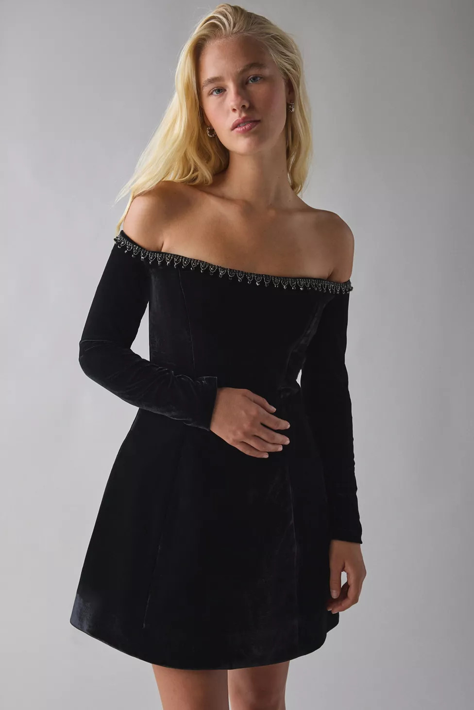 Bardot Hourglass Velvet Off-The-Shoulder Long Sleeve Mini Dress | Urban Outfitters (US and RoW)