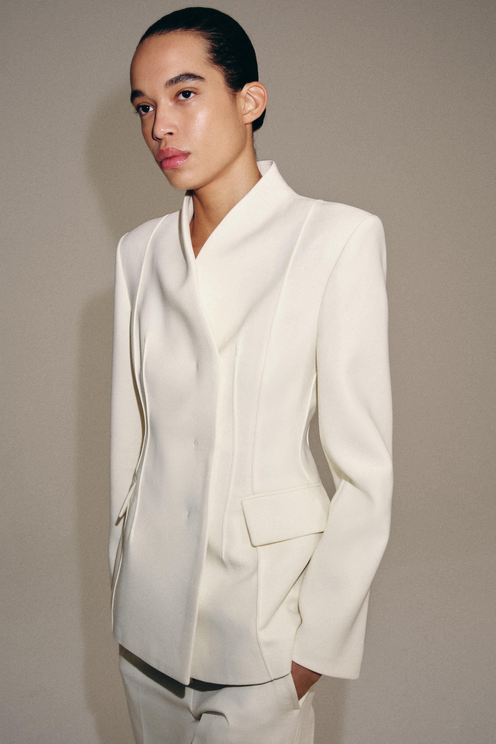 ZARA WOMAN COLLECTIONTaillierter Blazer mit v-ausschnitt und langen ärmeln und Schulterpolstern.... | Zara DE