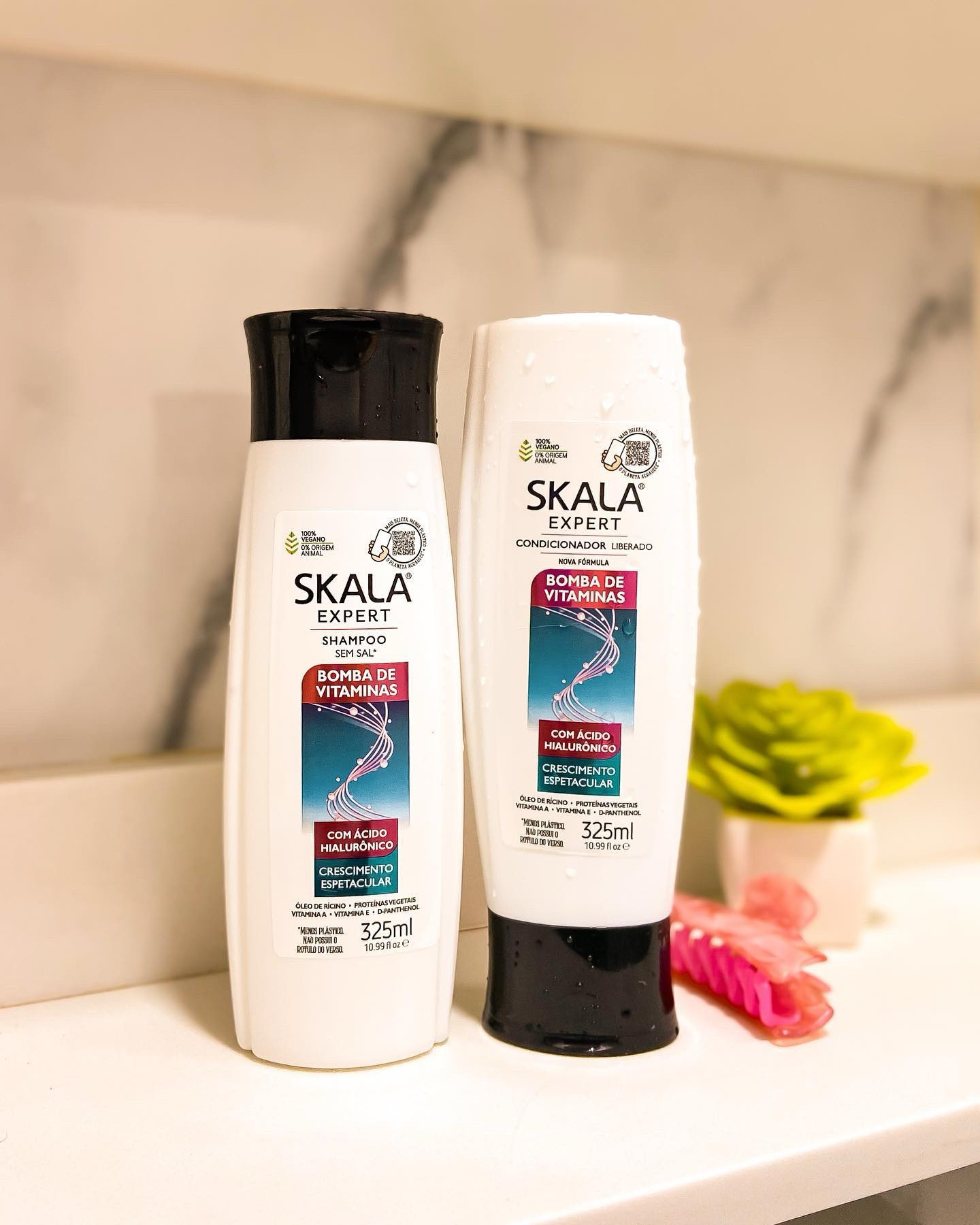 Ninguém precisa pagar caro para se cuidar. Uma das iniciativas da Skala Cosméticos, além de claro ter o selo de 100% vegana.

Hoje quero falar com vocês sobre uma iniciativa da @skalacosmeticos 🇧🇷MAIS BELEZA, MENOS PLÁSTICO! Skala elimina o rótulo do verso de suas embalagens. Com essa mudança, deixa de produzir mais de 30 toneladas de resíduos por ano.

🚨 Caso jogue fora o cartucho, aponte o seu celular para o QR Code frontal do produto e acesse todas as informações contidas no mesmo.

O Planeta agradece! 🌱

Sobre essa linha Bomba de Vitaminas: estou usando faz uns dias já, meu cabelo está gostando, tá bem leve e uma das coisas legais desse condicionador é que da para usar da raiz às pontas e deixa o cabelo pesado. Escolhi essa linha por dois motivos, um é que estou naquela fase pós parto e quero deixar o meu cabelo crescer novamente.

#BelezaParaTodos #AcidoHialuronico
#HidratacaoCapilar #Skalacosmeticos #Skala
#cabelolongo #bombadevitaminas #cabelosaudavel #posparto #rotinacapilar #cronogramacapilar