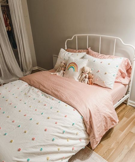 Upgraded our 3.5 year old to a big girl bed. How cute is this bed frame and bedding?? 💕🌈