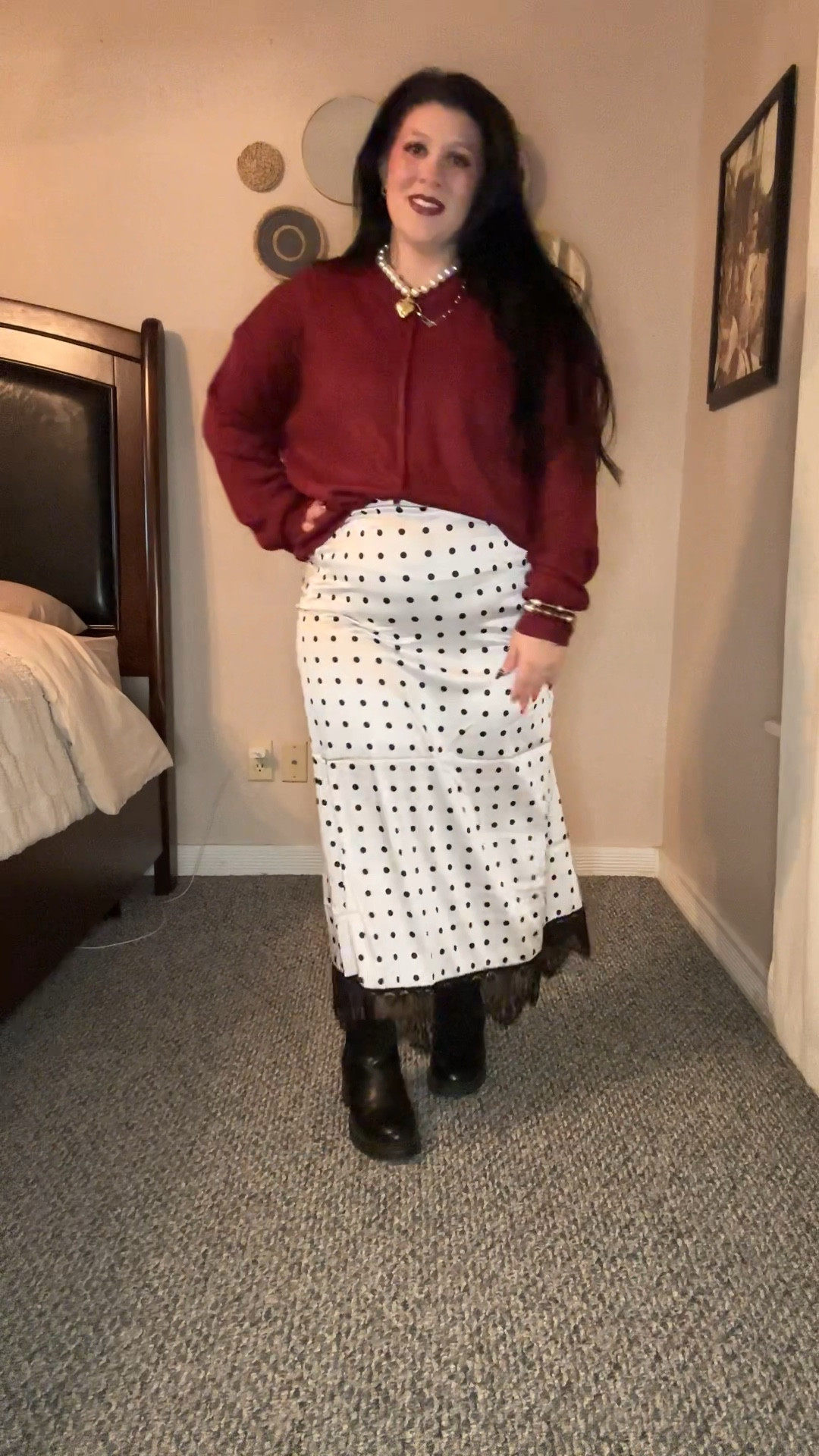 Need an easy Christmas outfit? Throw on your favorite red or green sweater with a fun skirt and you’re ready to rock around the Christmas tree. 😉❤️💚