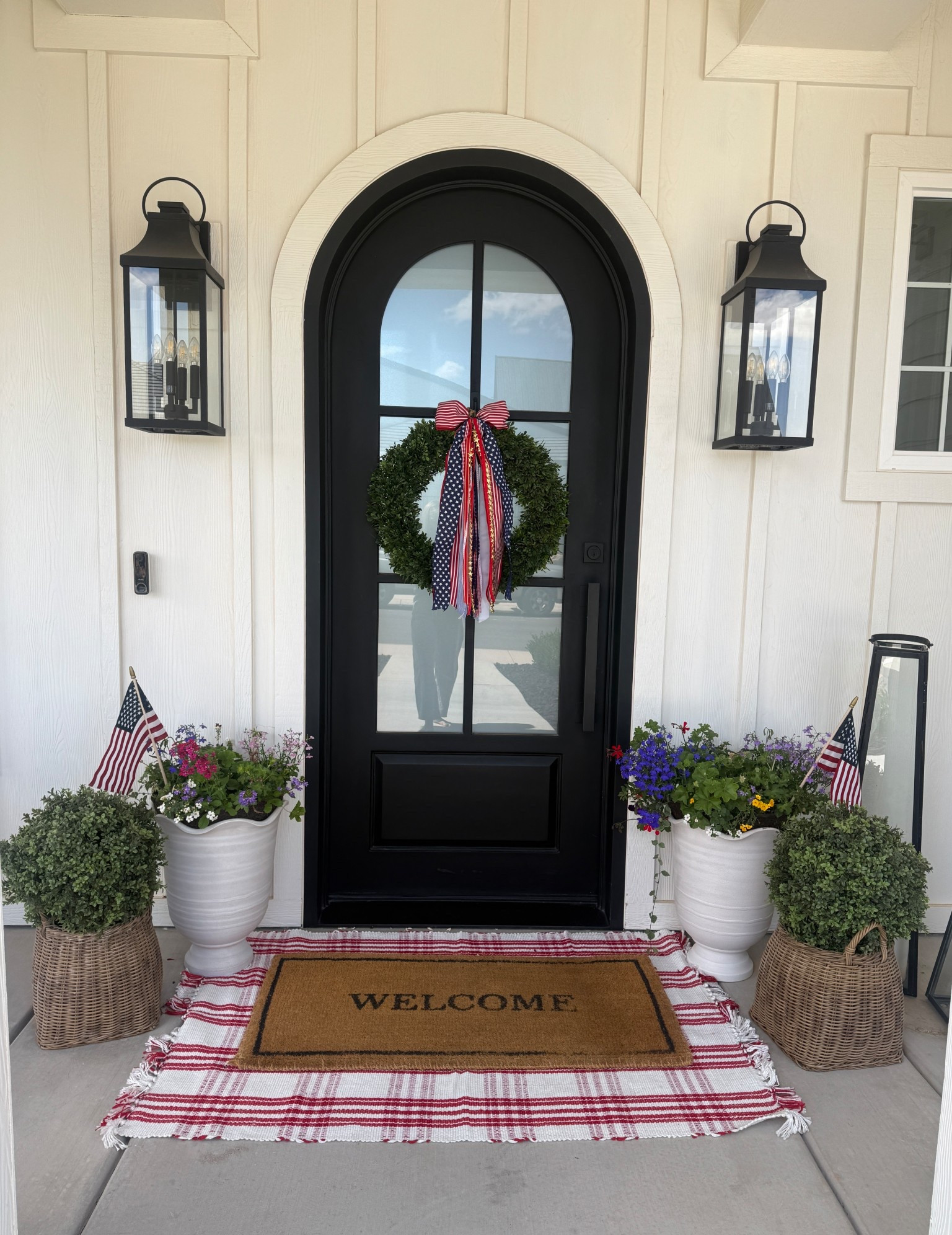 We can’t forget about the front door! You don’t need much! Just a few simple touches to make it feel a little more festive 💙🇺🇸❤️

#LTKHome