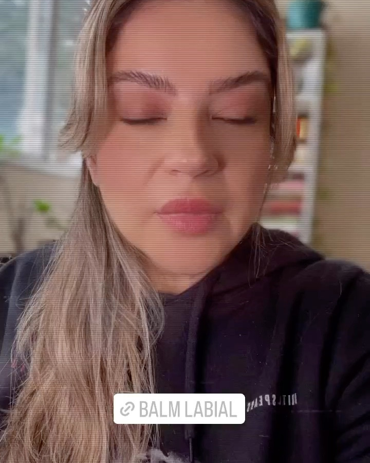 Esse balm labial é muito gostoso e hidrata demais a boca, maravilhoso e com preço ótimo para o tanto que ele entrega! 

#LTKbrasil #LTKbeauty #LTKVideo