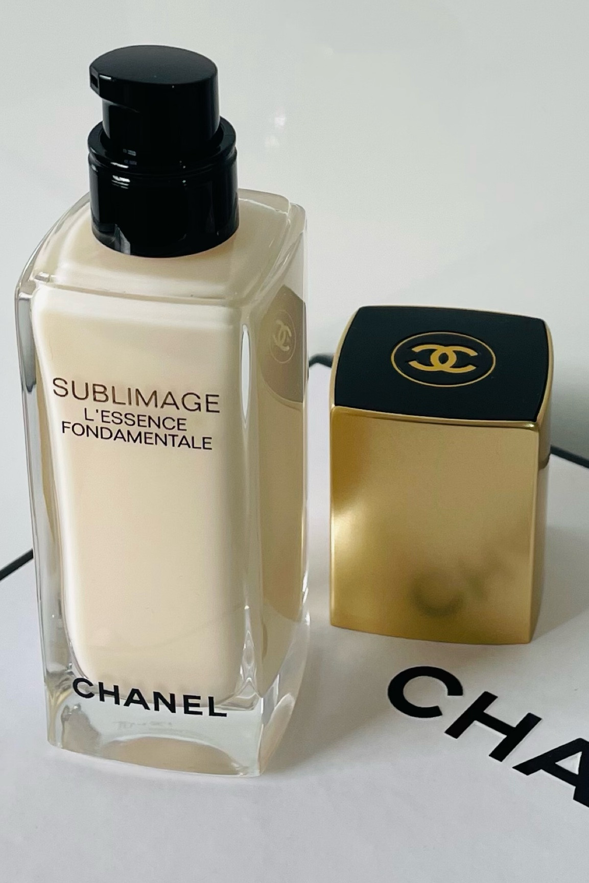 Queria compartilhar com vocês um pouco do alto luxo dentro de chanel beauty: sublimage

Sim, mesmo em uma marca de beleza temos nichos diferentes, e na chanel não seria diferente. De linhas mais leves, focadas em peles mais jovens até em linhas densas e com propriedades mais intensas, a marca separou o seu melhor para seu público mais exigente. 

Sublimage é o resultado de anos de pesquisa e ingredientes extremamente exclusivos, sendo a Vanilla Panifolia o principal. 

O sensorial após uma semana de uso é de extrema maciez, o ressecamento da pele some, as minhas suavizam, a pele retoma um aspecto de anos mais jovem. 

Um grande querido da minha rotina! #chanel #sublimage 

#LTKbeauty #LTKFind #LTKbrasil