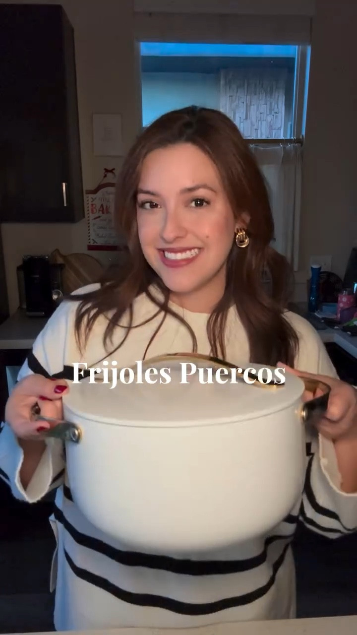 Frijoles Puercos 🐷
Comenta SHOP y te mando el link de la olla por DM ✨

Ingredientes ✨
1 kilo de frijoles seco, o de 3 a 4 litros de frijoles ya cocidos
1/2 kilo de cerdo molido 
1/4 kilo de mantequilla 
1/2 cebolla chica
1 cdita pimienta blanca 
1 cdita orégano Méx 
1 cdita Ajo en polvo 
1 1/2 cdita de guajillo 
1/2 cdita de chipotle
1/2 cdita paprika 
Sal al gusto 

Instrucciones ✨
1. En una olla grande, derrite la mantequilla y sofríe la cebolla hasta que esté transparente.
2. Cocina la carne de cerdo y agrega todas las especias hasta que se incorporen bien.
3. Agrega a la olla, los frijoles previamente cocidos y licuados.
4. Cocina a fuego medio hasta que todo esté bien integrado y deja que hierva suavemente.

Opcional, agrega unos cuantos jalapeños en conserva y poquito de su vinagre durante la cocción.
Al final, sírvelo con un poco de queso que se derrita, como Chihuahua o Monterrey Jack.

Listo!! Provechito ✨

#dutchoven #pot #kitchen #kitchenmust #cooking #caraway #food #meal #receta #recipe #home 

#LTKHome #LTKmomlife #LTKdayinmylife
