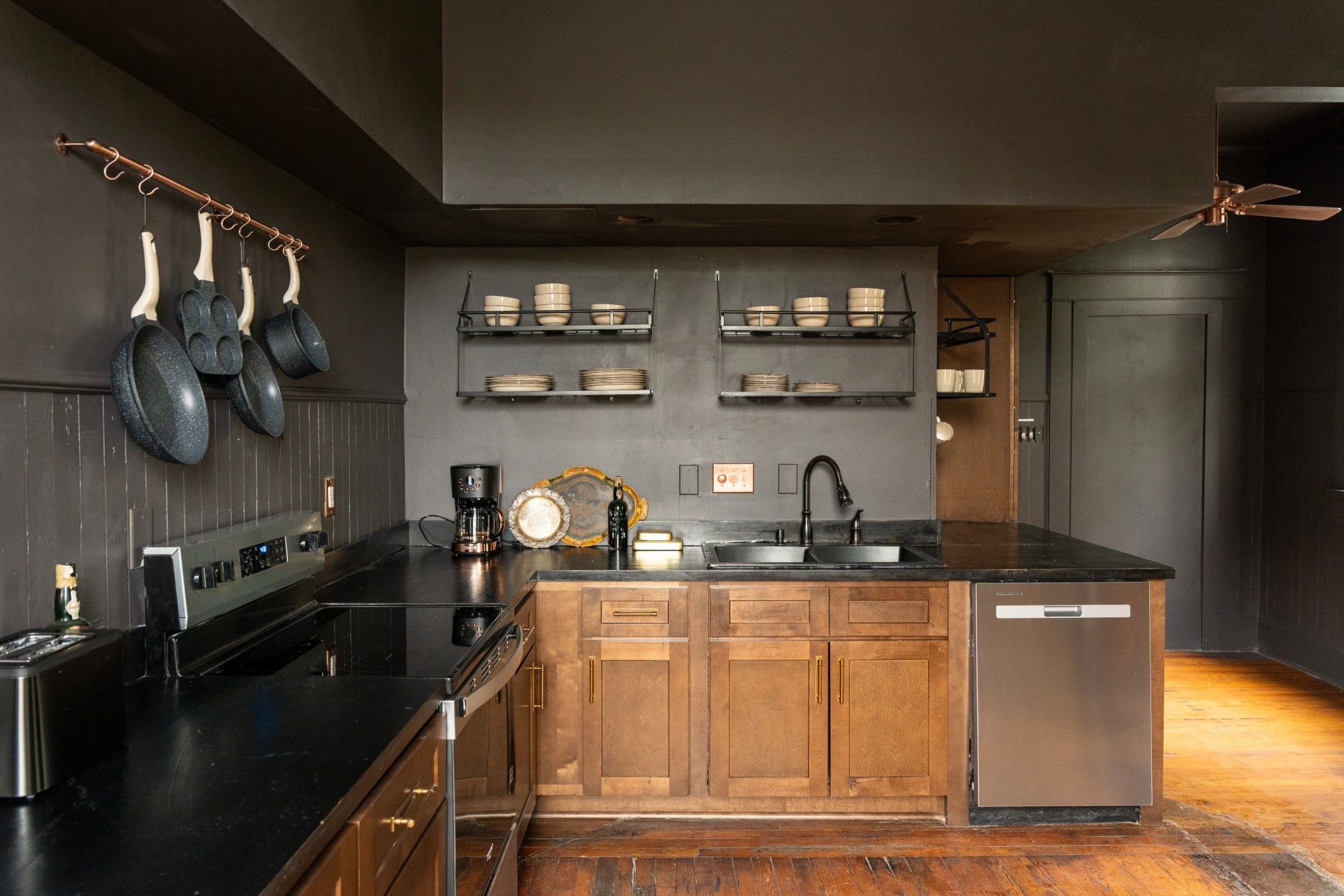 Moody kitchen vibes 

#LTKHome #LTKSpringSale