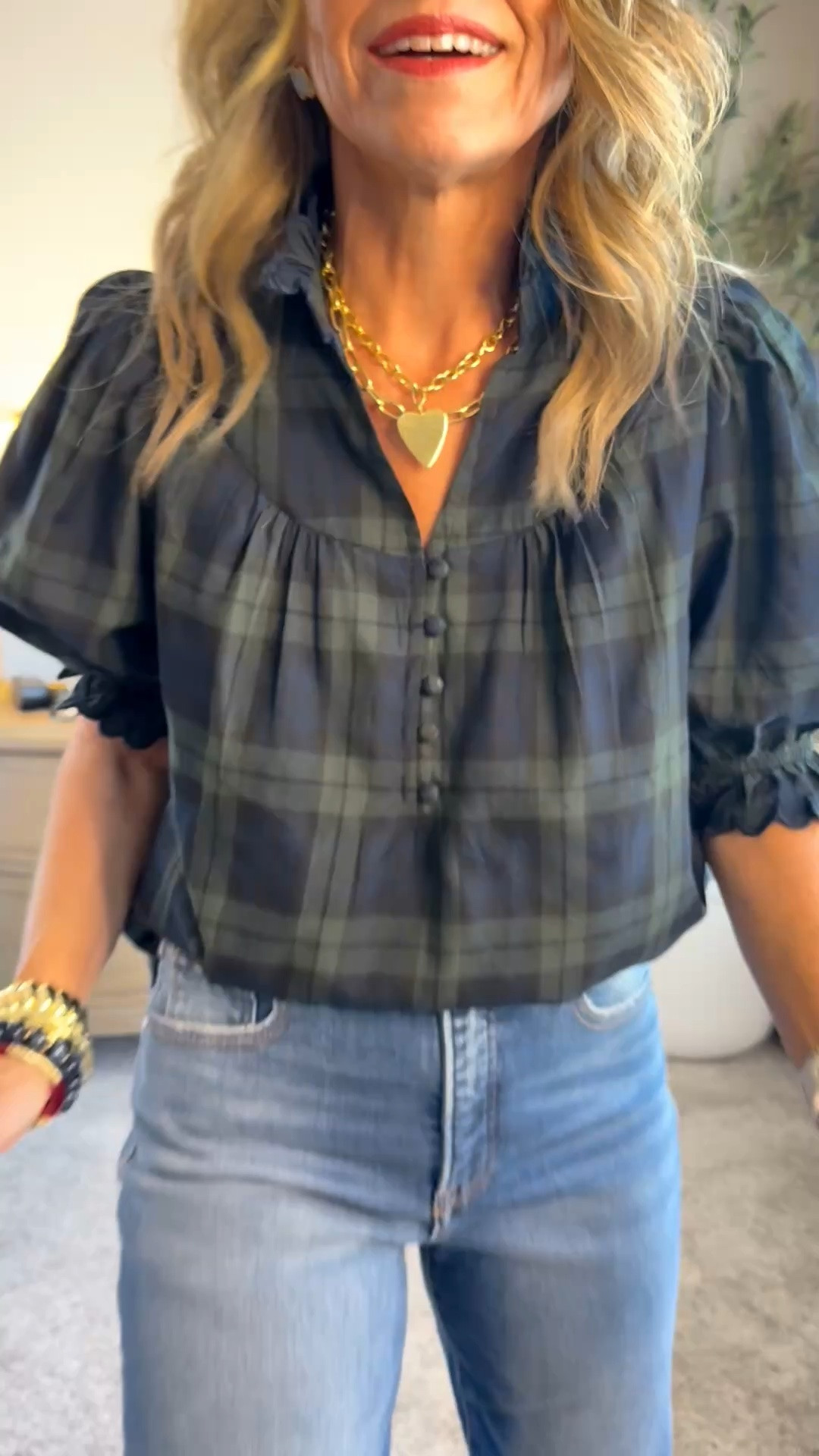 This top is one of my favorite Avara styles. They bring it back year after year because it’s that good. The jeans are new and they’re high rise but surprisingly comfortable 
Wearing small top and 27 jeans