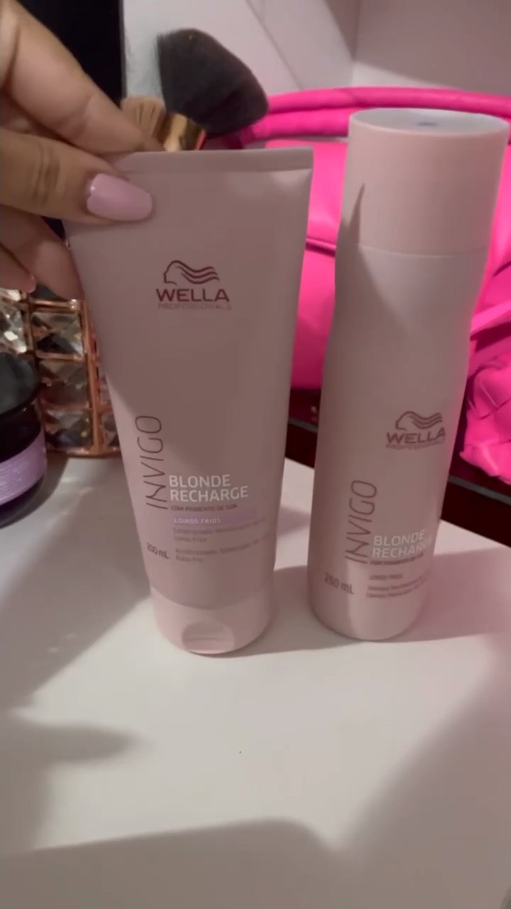 Dica para manter o seu loiro em dia. Vem ver 🚨🚨🚨#wella #shampoo #condicionador #maquiagem #beleza 

Essa linha da wella é excelente para quem tem o cabelo loiro.

Esse kit tratamento desamanrelador Blond Recharge é perfeito para eliminar os tons indesejados, ele  possui em sua fórmula pigmentos violeta que neutralizam o amarelado ou alaranjado que podem surgir com o tempo nos fios loiros devido à oxidação. Trata ao mesmo tempo e garante maciez, brilho e muita saúde
#ltkconfbr2023 

#LTKFind #LTKbeauty #LTKbrasil