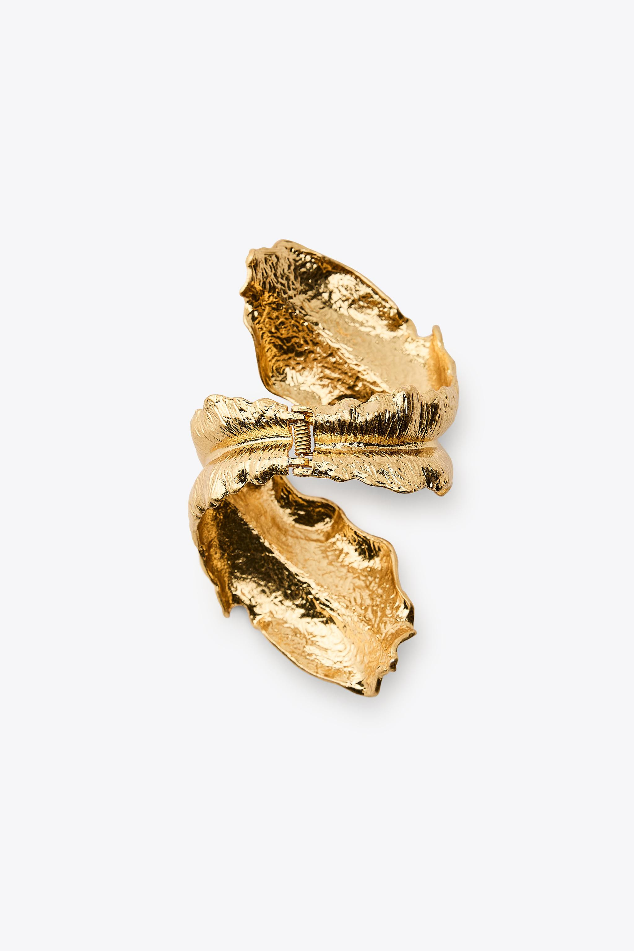 Hinged metal bracelet in the shape of a leaf with embossing. | Zara US