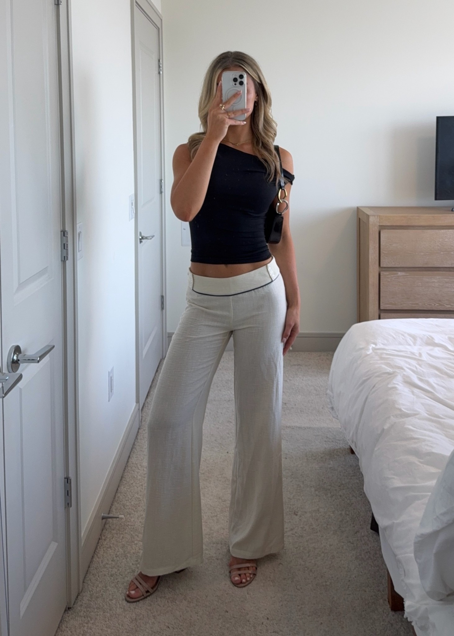 summer outfit idea – these are the PERF linen looking pant that doesn’t wrinkle!