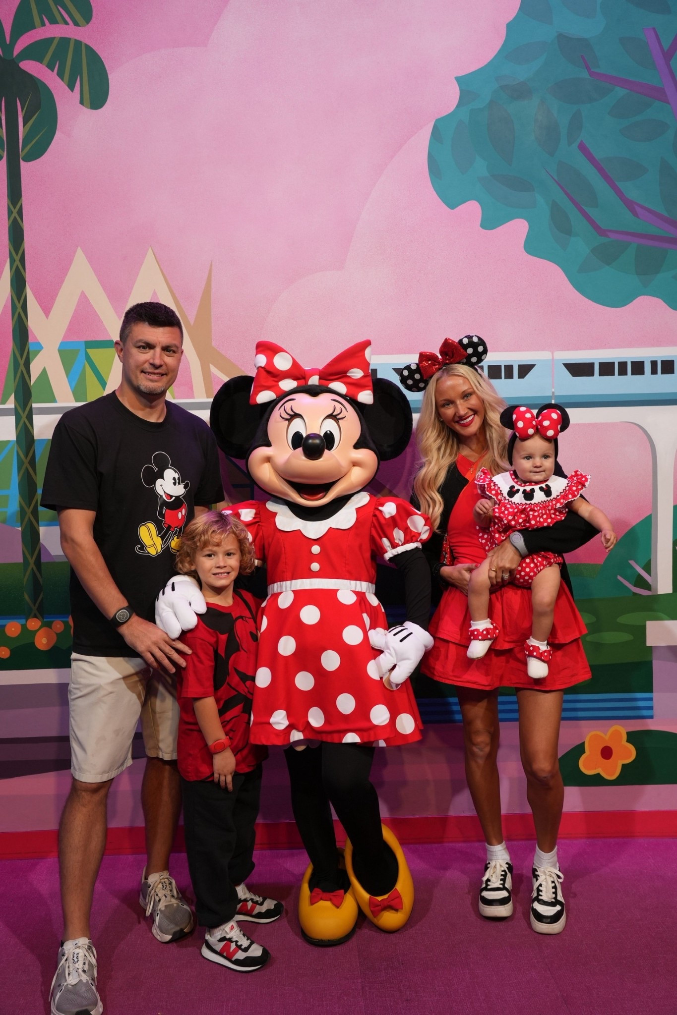 Classic Disney outfits for the family! ❤️