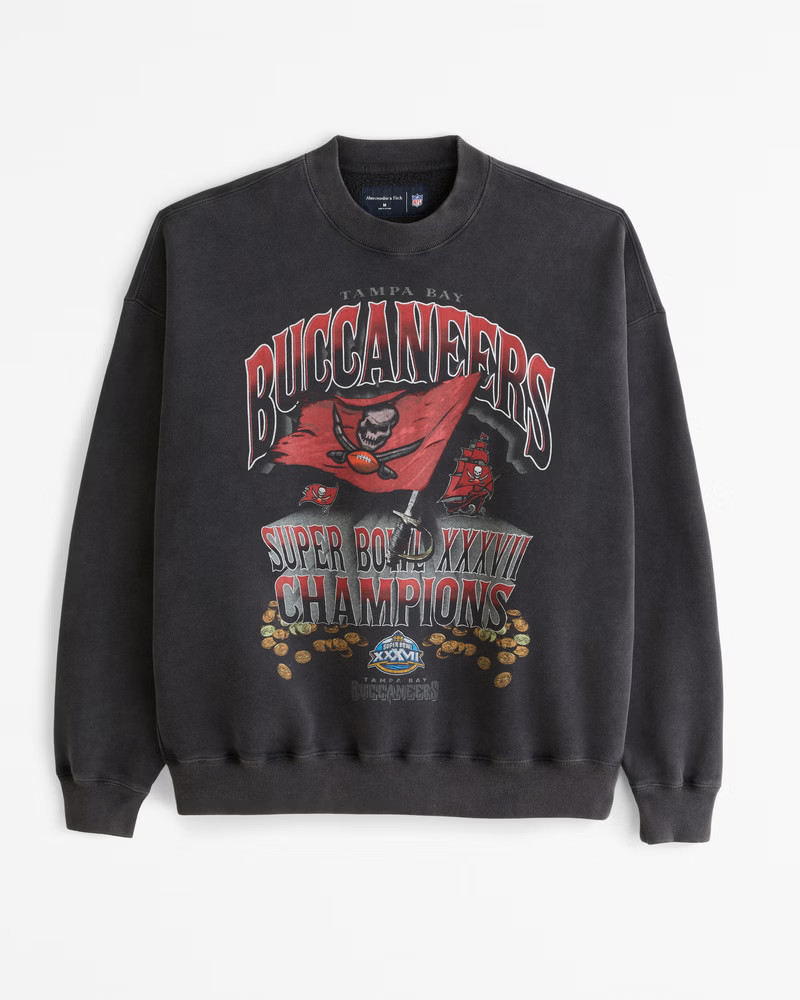 Abercrombie & Fitch Men's Tampa Bay Buccaneers Graphic Crew Sweatshirt in Black - Size XL | Abercrombie & Fitch (US)