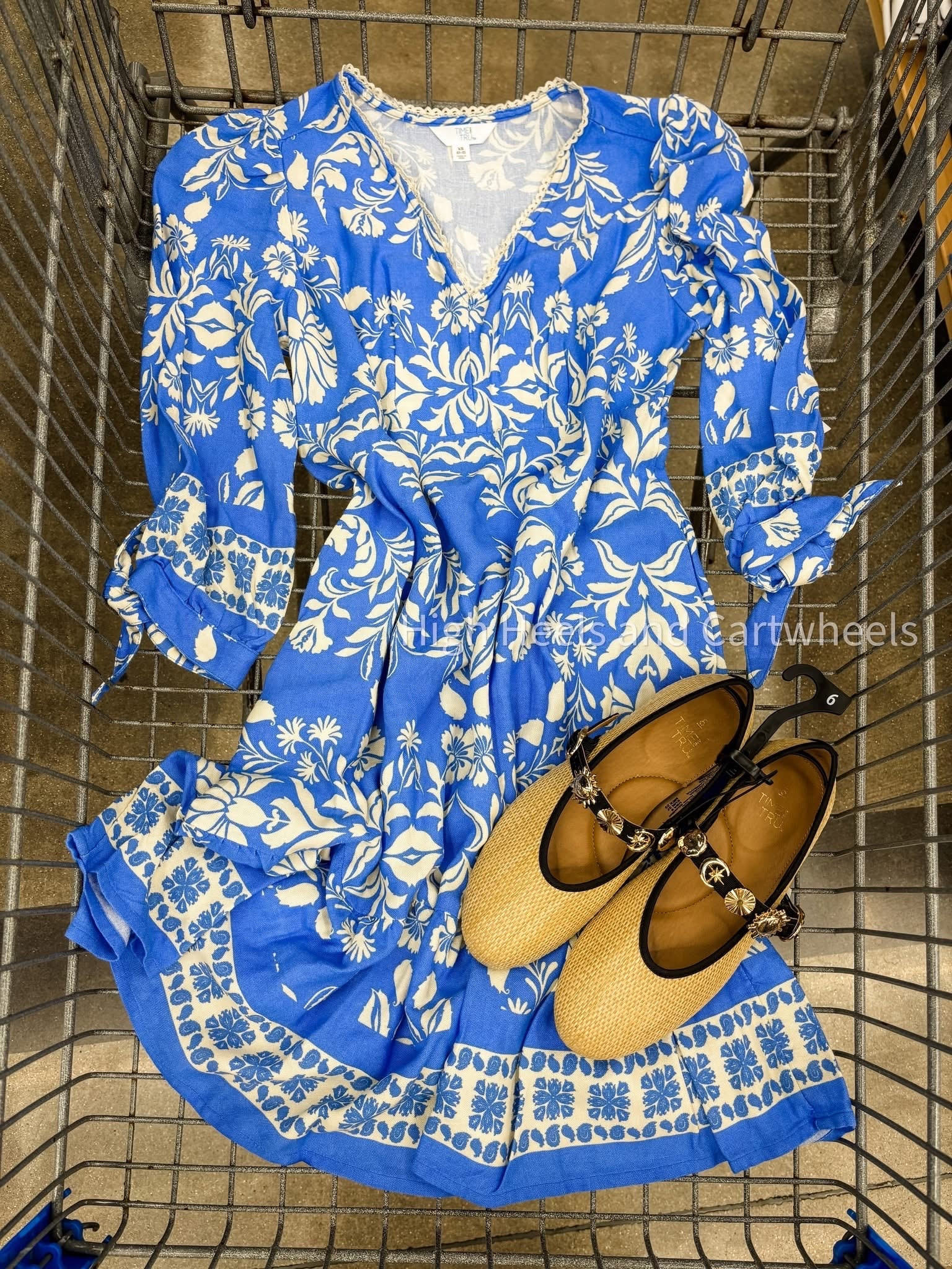 Such a pretty dress!!
