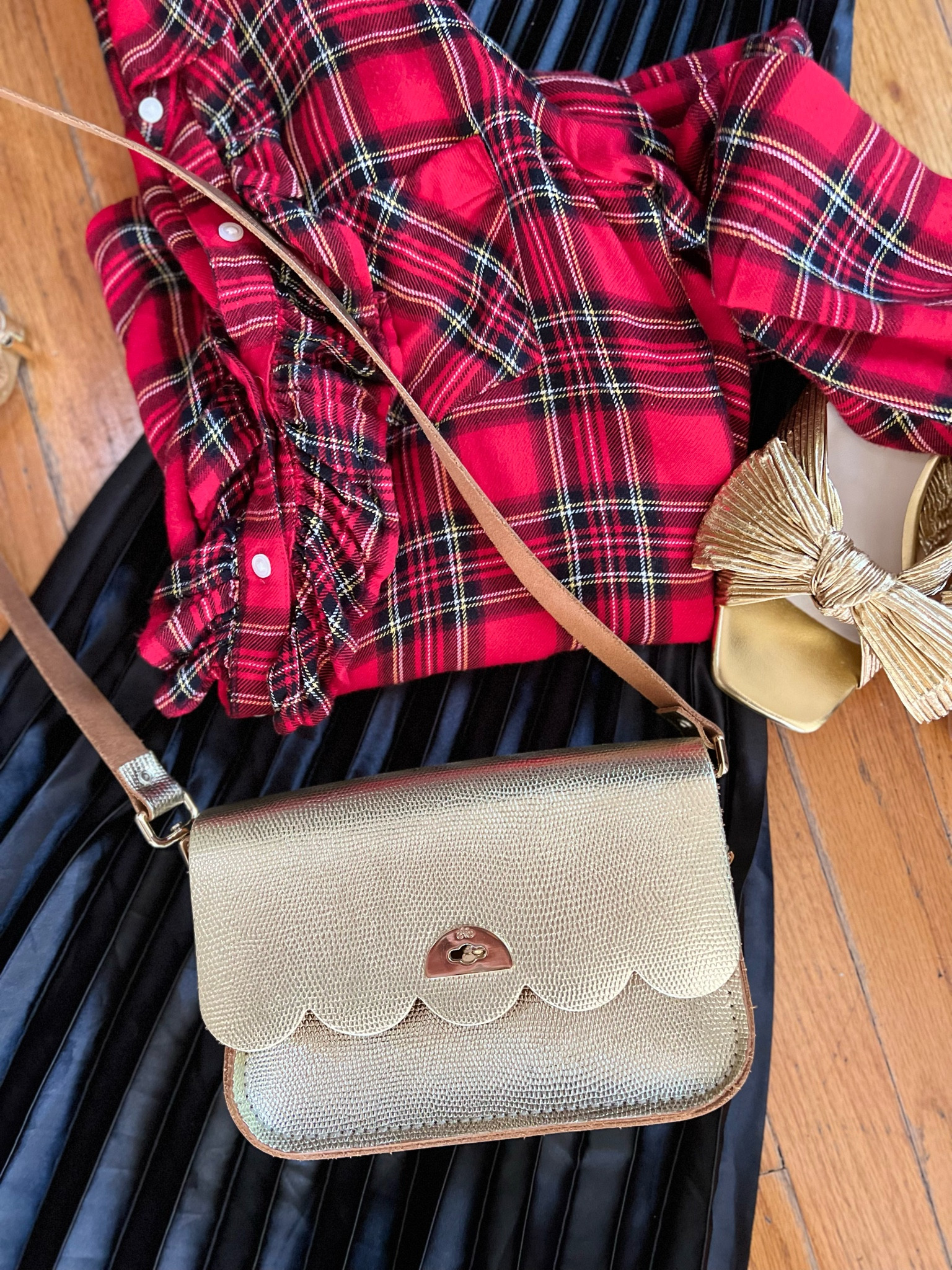 Pair a holiday plaid with a skirt or jeans to take you from the kid’s concert to happy hour! 🎄🥂✨

My favorites from J.Crew are linked and on sale with code: SHOPNOW

Happy holiday season! ✨