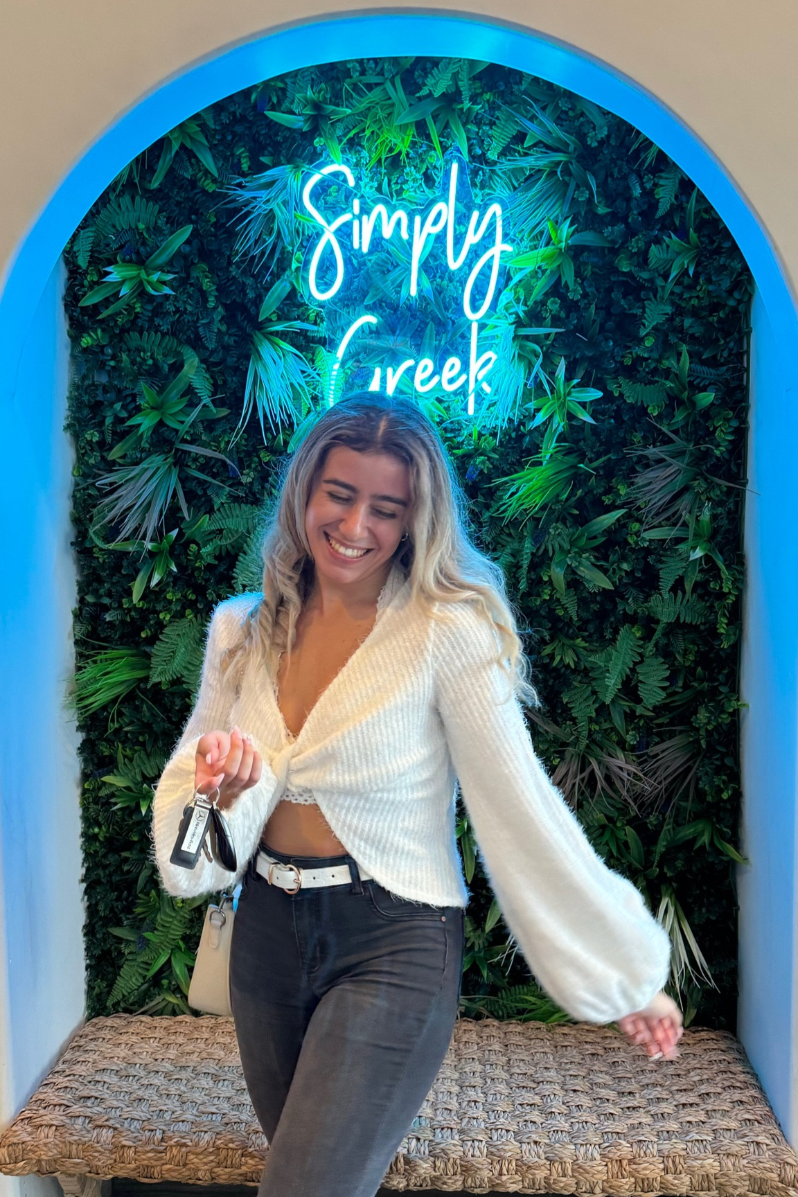 the perfect cropped sweater for winter🤍

#LTKSeasonal #LTKfindsunder100 #LTKstyletip