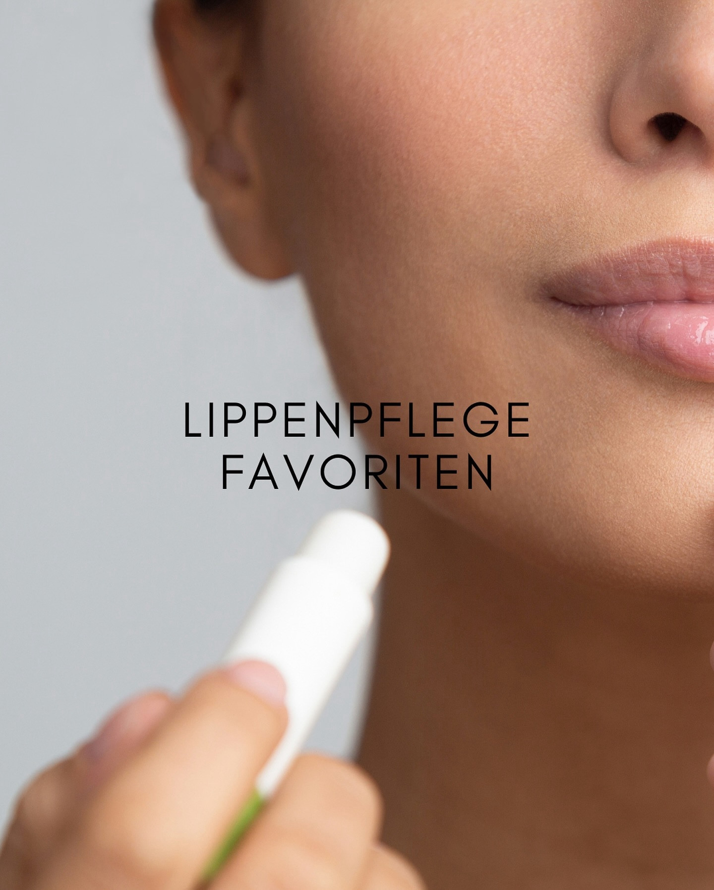 LIPPENPFLEGE FAVORITEN

In dieser Liste sind All Time Favorites, die ich schon seit Jahren immer wieder nachkaufe (1, 4, 5), aber auch neue Entdeckungen:
1. Clinique - Moisture Surge Hydro Plump Treatment
2. ⁠the baumery - Ultra Repair Lip
3. ⁠the baumery - Ultra Deep Repair Lip Mask
4. ⁠Eucerin - Aquaphor SOS Lip Care
5. ⁠Carmex - Classic Lip Balm
6. ⁠NICHE Beauty Lab - Volume Hydrating Lip-Plumping Treatment
7. ⁠The INKEY List - Tripeptide Plumping Lip Balm
8. ⁠freiöl - Hydrolipid Lip Balm
9. ⁠The Ordinary - Squalane + Amino Acids Lip Balm

Lippenpflege ist bei mir weitestgehend saisonunabhängig - ich schmiere Sommer wie Winter mehrmals täglich, einfach weil ich das Gefühl mag und meine Lippen so immer gepflegt, frisch und prall aussehen. Deshalb gibt es auch kaum eine Tasche oder kaum einen Ort in meiner Wohnung, wo nicht ein Lippenpflegeprodukt rumliegt. Und Fun Fact: Ich kann nicht schlafen, ohne nicht vorher meine Lippen noch einmal eingecremt zu haben 💆‍♀️🛌🧸
—-
Welches Lippenpflegeprodukt gehört noch in die Liste?