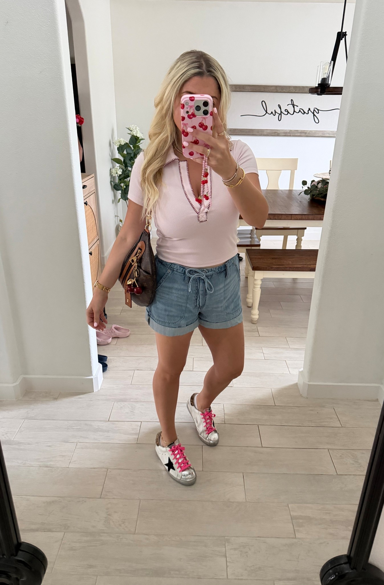 OOTD 
Small top
Denim shorts 4
Golden goose tts

#LTKootd