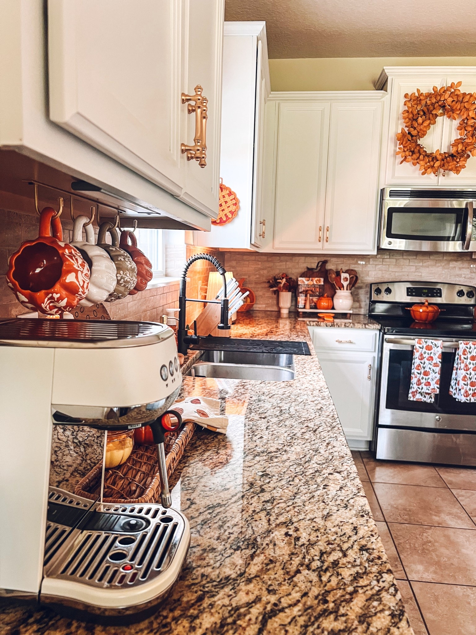 Fall kitchen 🍁🤎🍂

#LTKStyleTip #LTKHome #LTKSeasonal