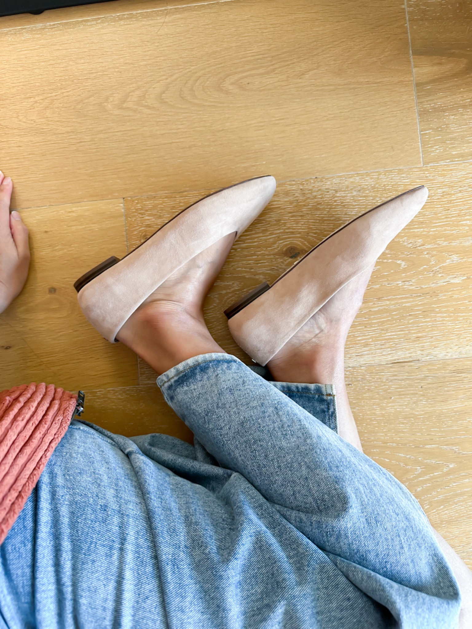 Here’s the side profile of my favorite ballet flats in a versatile neutral color. So comfortable and easy for the office!

#beigeflats
#suedeflats
#Birdies
#springshoes
#classicstyle

#LTKstyletip #LTKSeasonal #LTKshoecrush