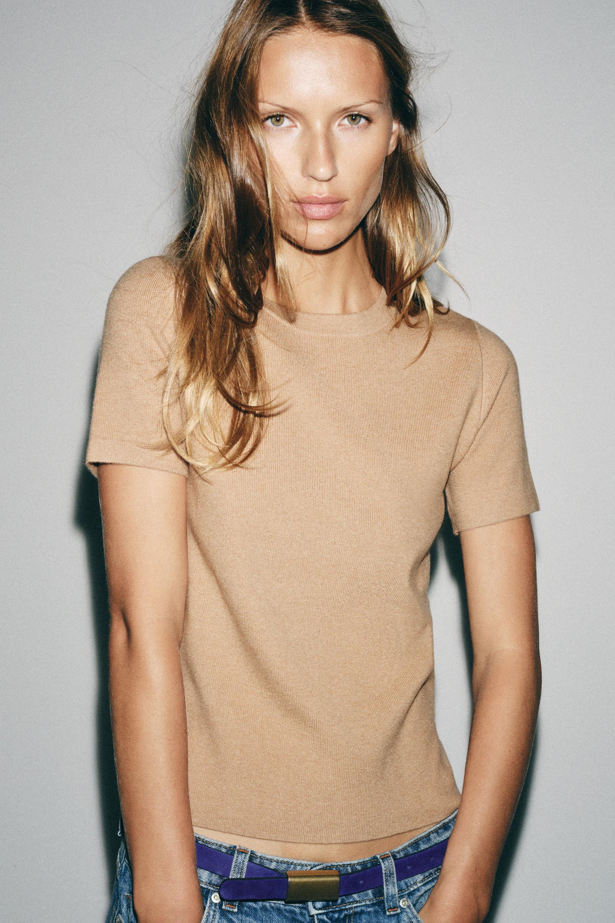 Gr\u00f6\u00dfe des Models: 177 cmTop mit Rundhalsausschnitt und kurzen \u00c4rmeln. Detail aus w... | Zara DE