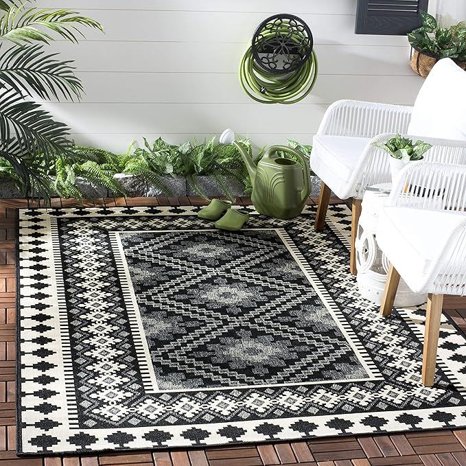 Safavieh Veranda Collection VER099 Boho Indoor/ Outdoor Non-Shedding Stain Resistant Patio Backya... | Amazon (US)