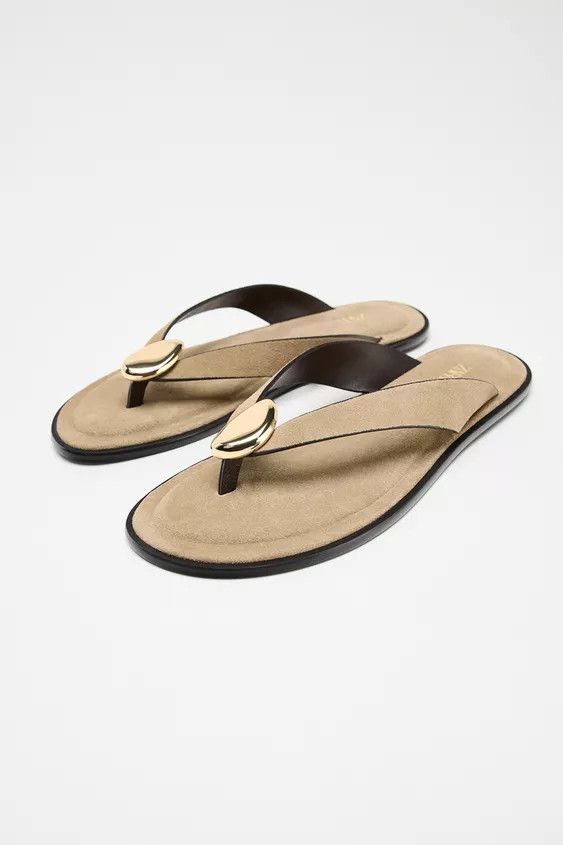 Flat suede sandals with toe post and metallic ornament.Sole height: 0.6 inches (1.5 cm). | Zara US