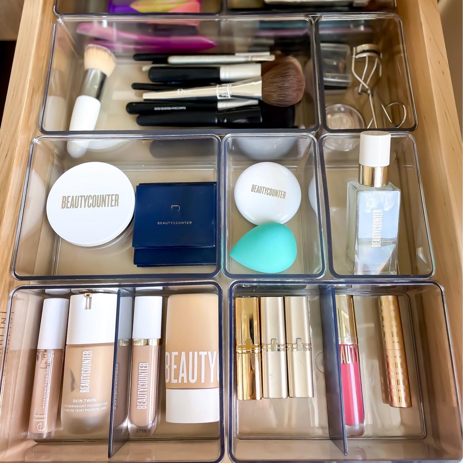 If you are looking for a quick organizing project, try tackling your make up drawer!💄

Here is a good rule of thumb for how long to keep each type of product👍🏻

2 YEARS - Powder, Lipstick, Bronzer/Blush + Pencils

1 YEAR - Liquid Foundation, Eye Shadow, Lip Gloss + Concealer

Up to 6 Months - Mascara + Liquid Liner

Are you a make up maven or minimalist?

#sortandstore #letsgetsorted #bathroomorganization #makeuporganization #makeuporganizer #bathroomgoals #vanityorganization #vanityorganizer #thehomeedit #charlotteluxuryhomes #charlottecustomhomes #fortmill #tegacay #lakewylie #lakewyliehomes #tegacayhomes #fortmillhomes #fortmillrealestate #palisadescountryclub #ballantynehomes #ballantynecountryclub #southcharlotte #providencecountryclub #indianlandsc #baxtervillage #springfieldfortmill #homeorganizer #homeorganization #organization #customvanity

#LTKbeauty #LTKGiftGuide #LTKhome